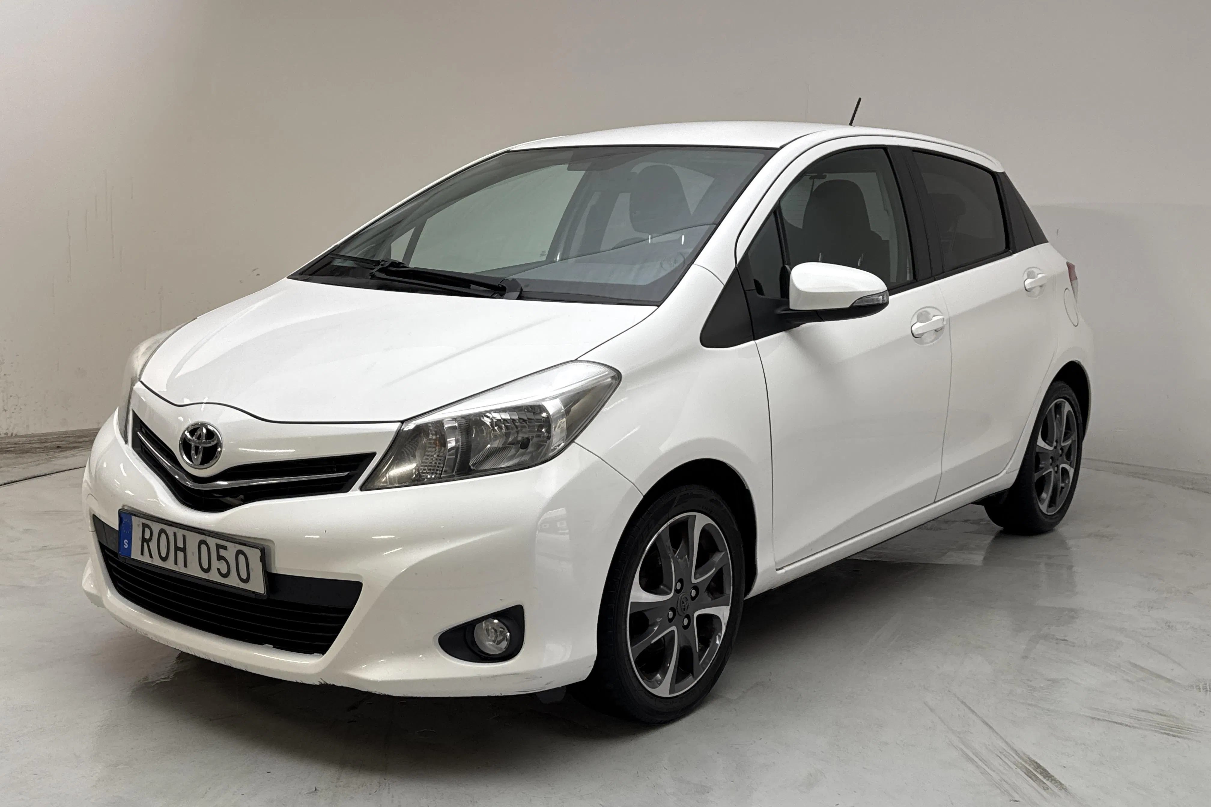 Presentation photo 1 of 13: Toyota Yaris 1.33 5dr (100hk) - 121 410 km - Manual - white - 2014