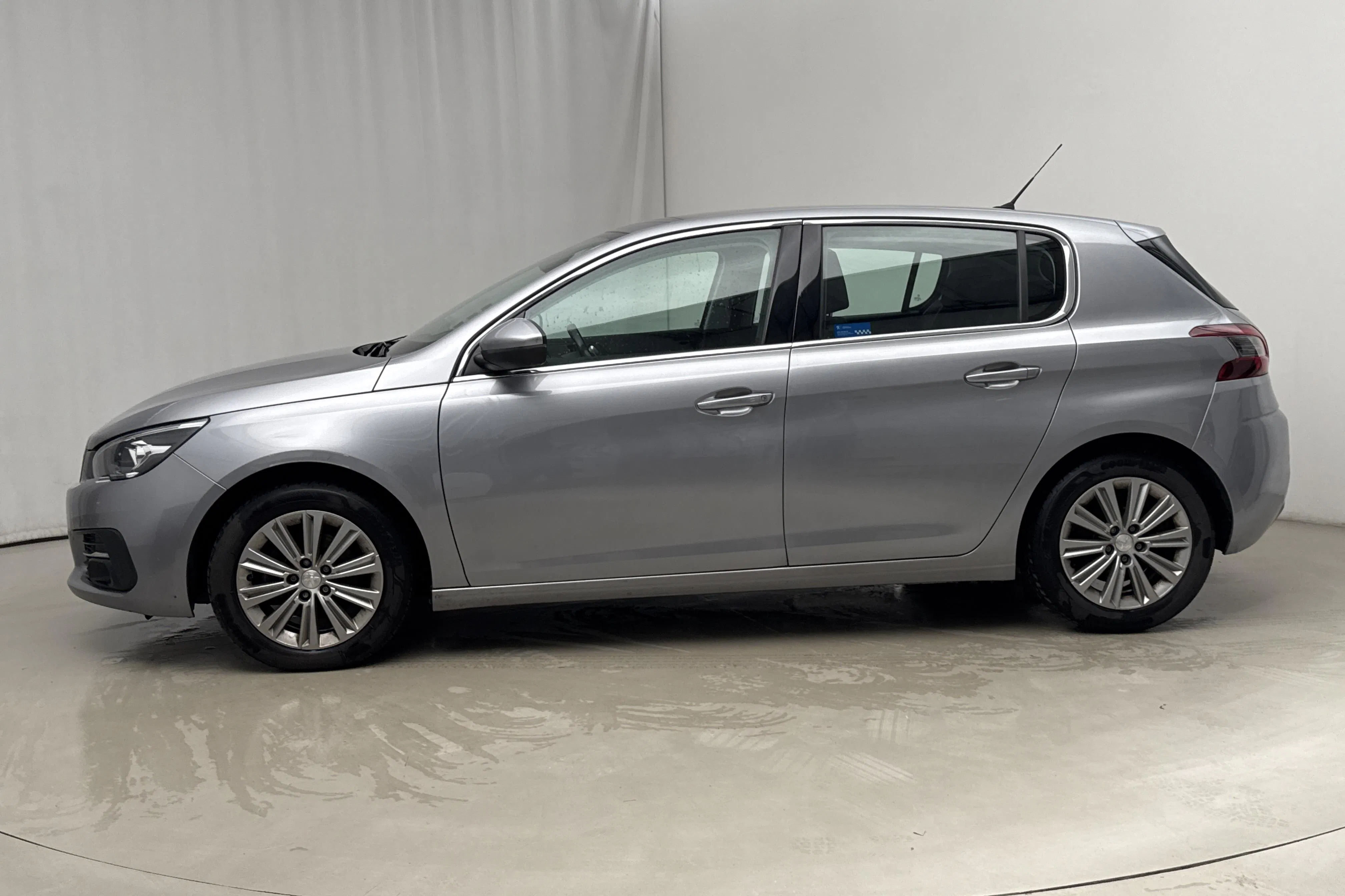Presentationsfoto 2 av 16: Peugeot 308 PureTech 5dr (130hk) - 8 316 mil - Manuell - Ljusgrå - 2018