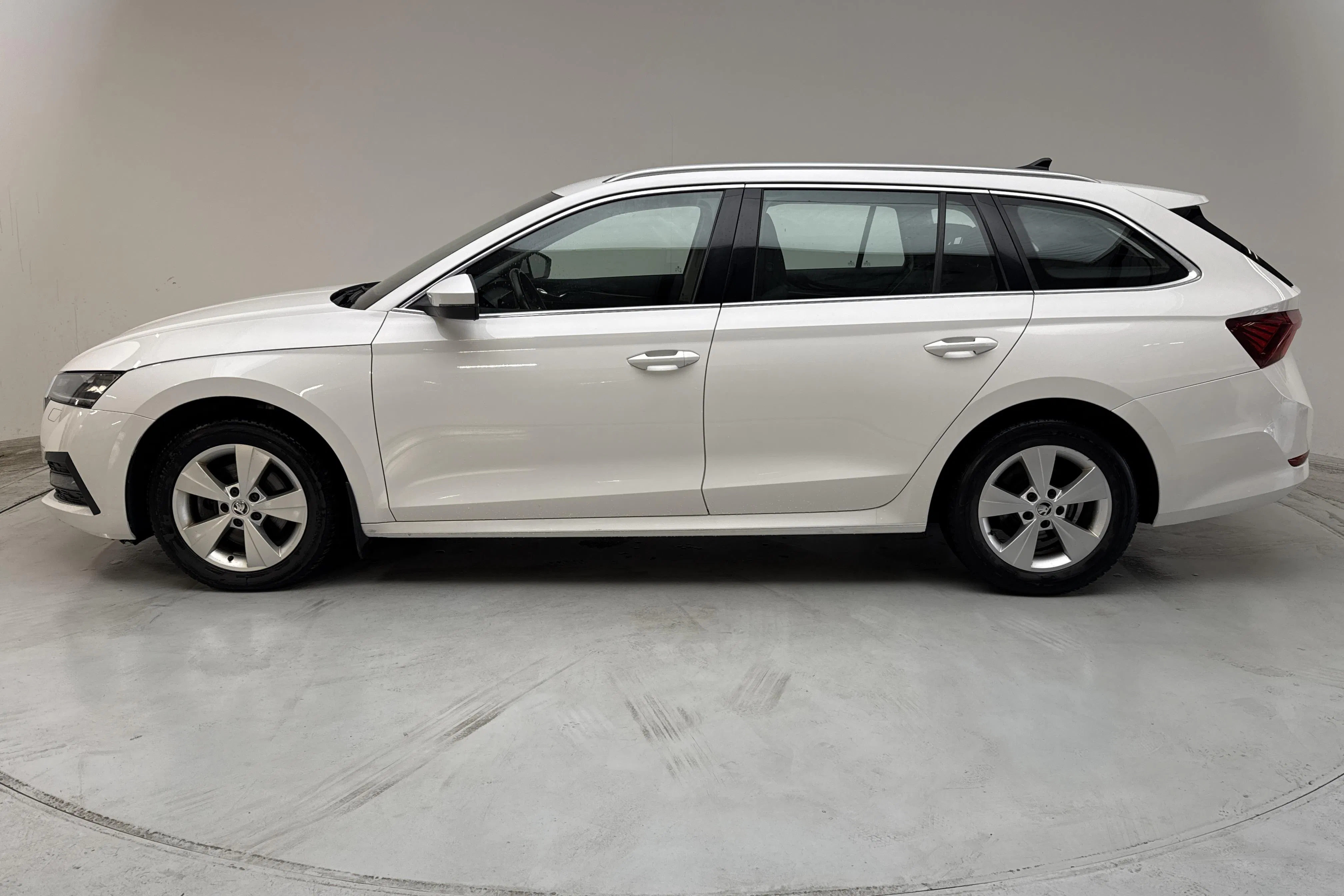 Presentationsfoto 2 av 12: Skoda Octavia G-TEC 1.5 TSI Combi (130hk) - 20 550 mil - Automat - grön - 2023