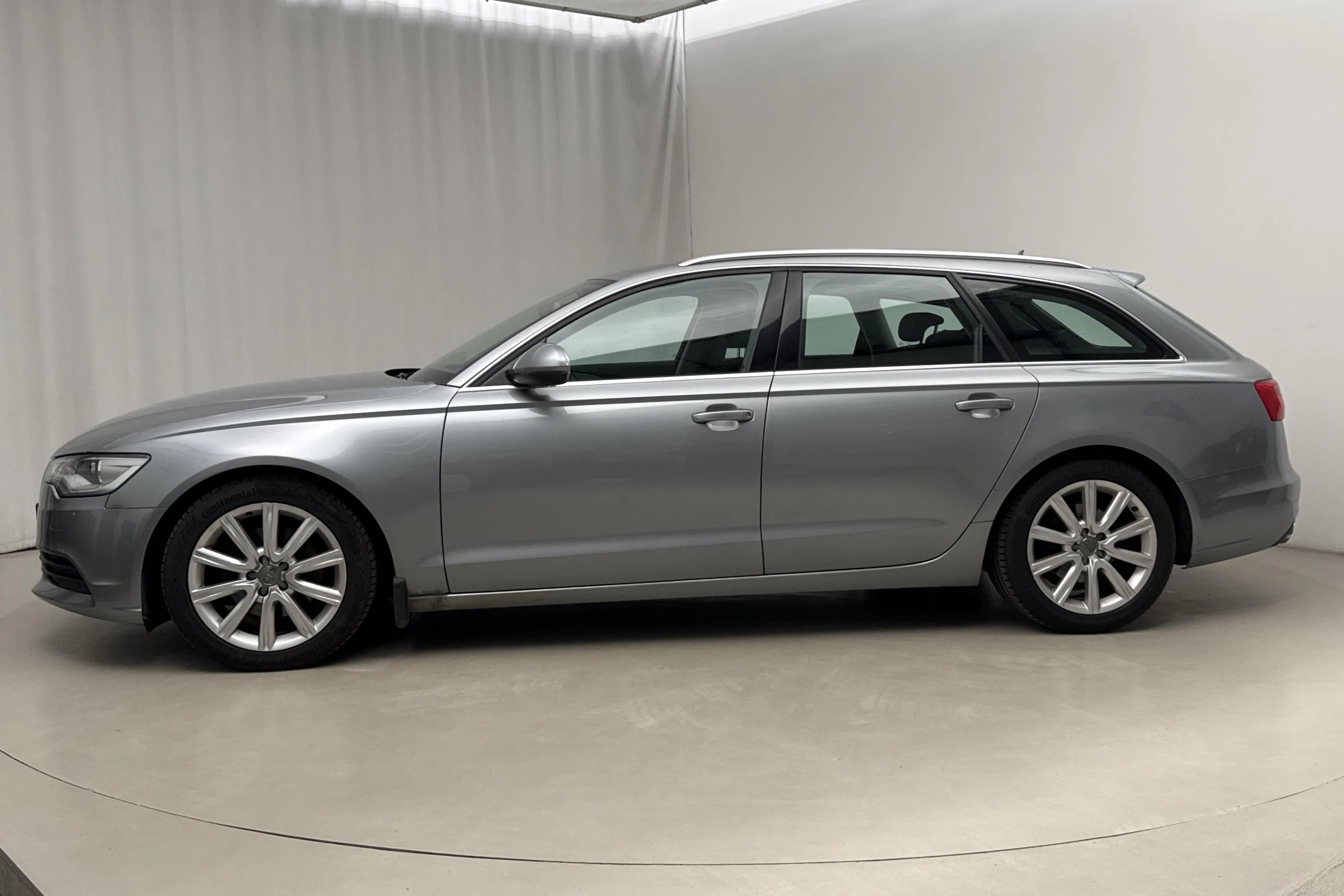 Presentationsfoto 2 av 16: Audi A6 3.0 TDI Avant quattro (204hk) - 21 970 mil - Automat - grå - 2012
