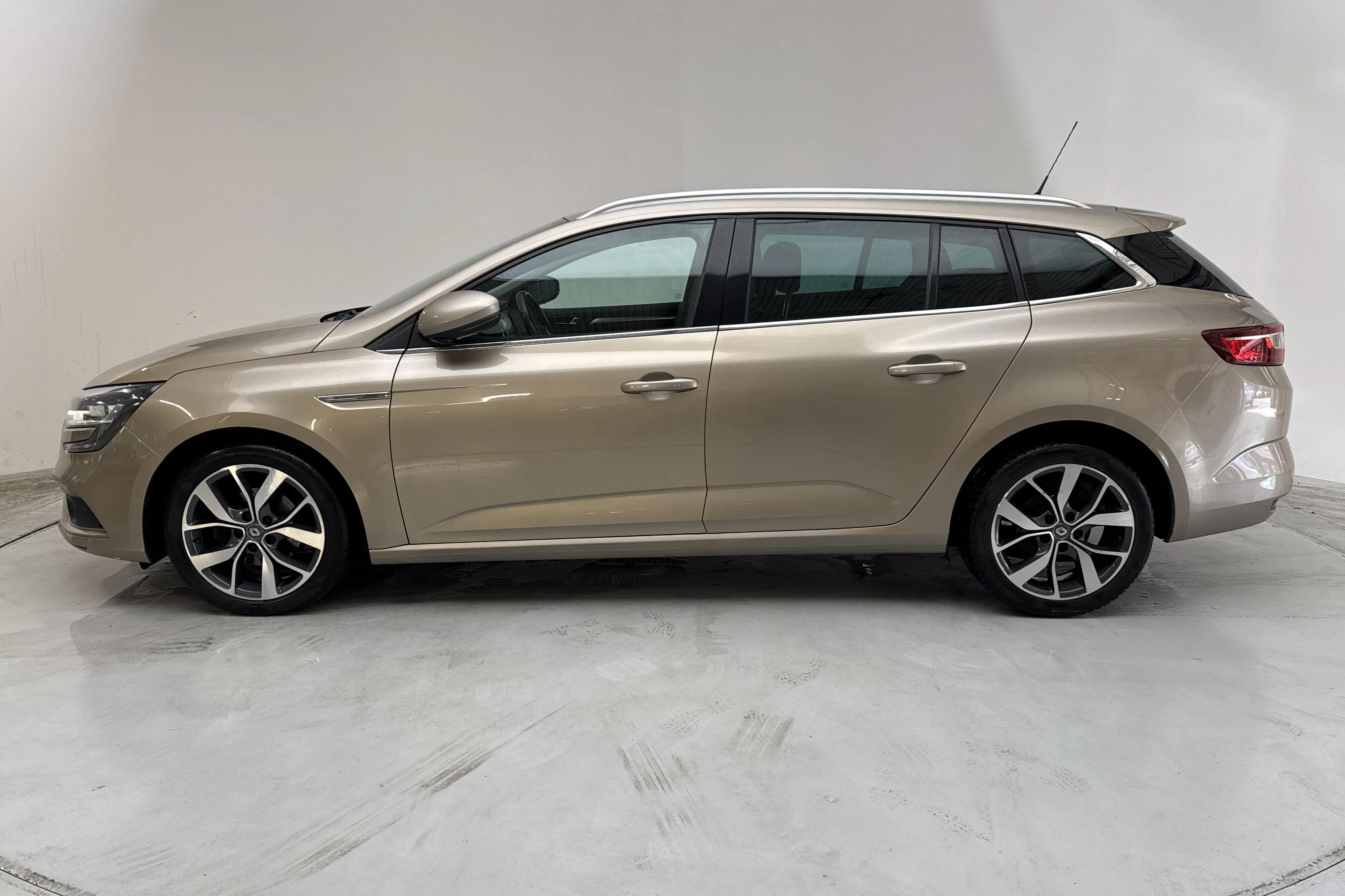 Presentation photo 2 of 13: Renault Mégane 1.5 dCi Sport Tourer (110hk) - 132 090 km - Automatic - light brown - 2017
