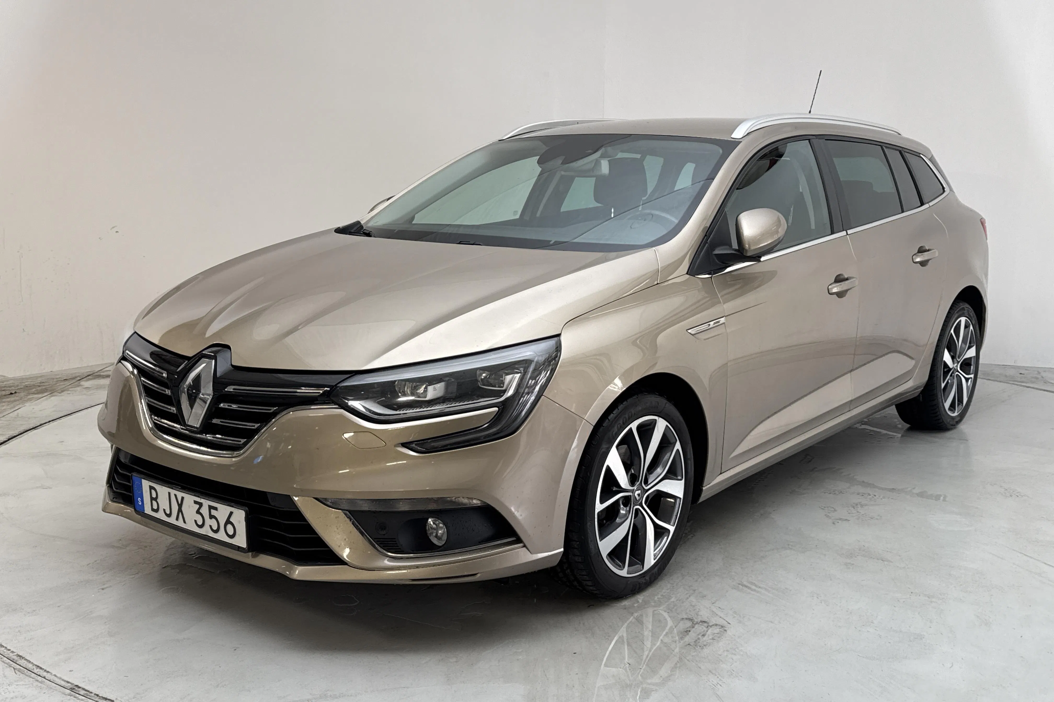 Presentation photo 1 of 13: Renault Mégane 1.5 dCi Sport Tourer (110hk) - 132 090 km - Automatic - light brown - 2017