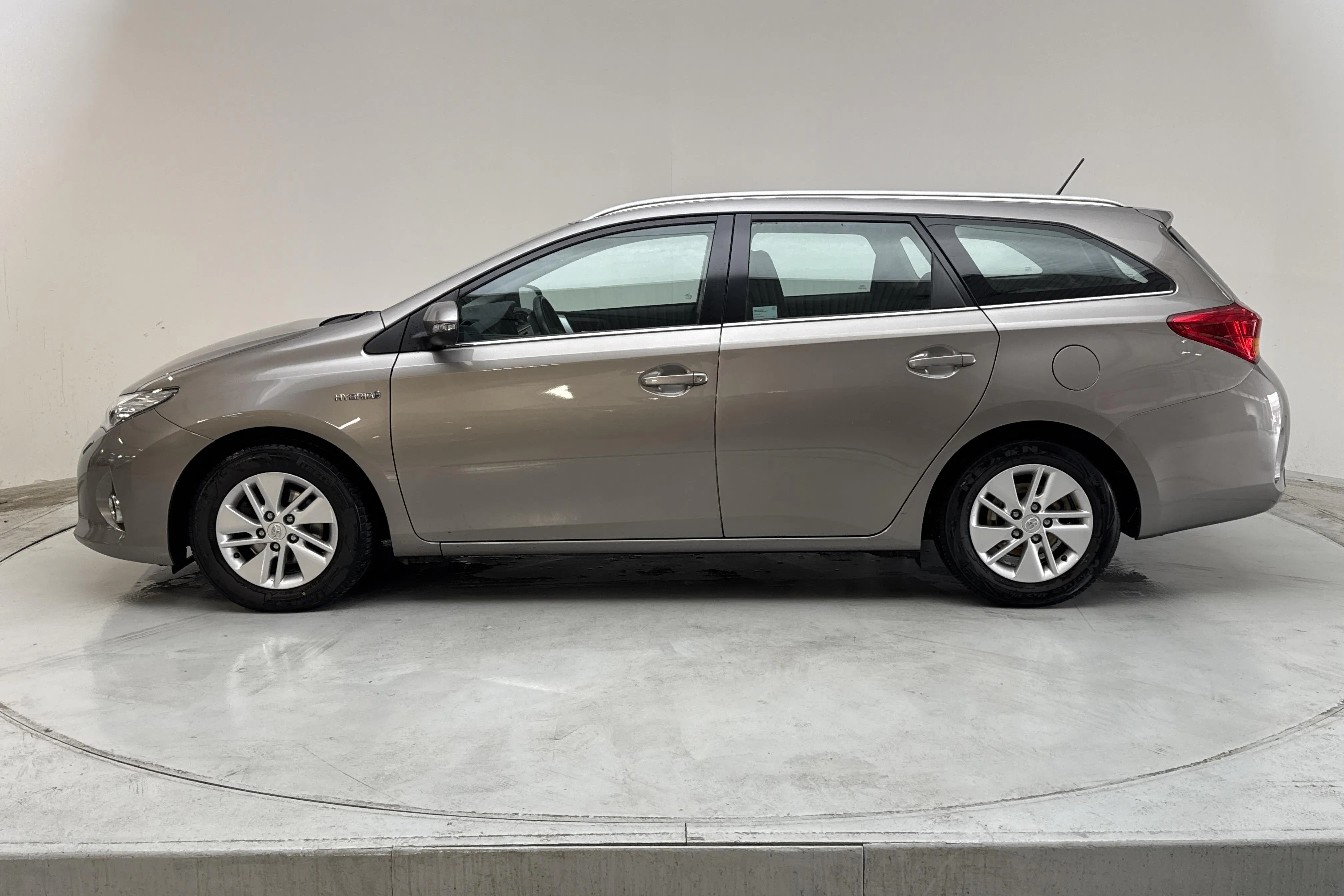 Presentation photo 2 of 14: Toyota Auris 1.8 HSD Touring Sports (99hk) - 110 820 km - Automatic - brown - 2014