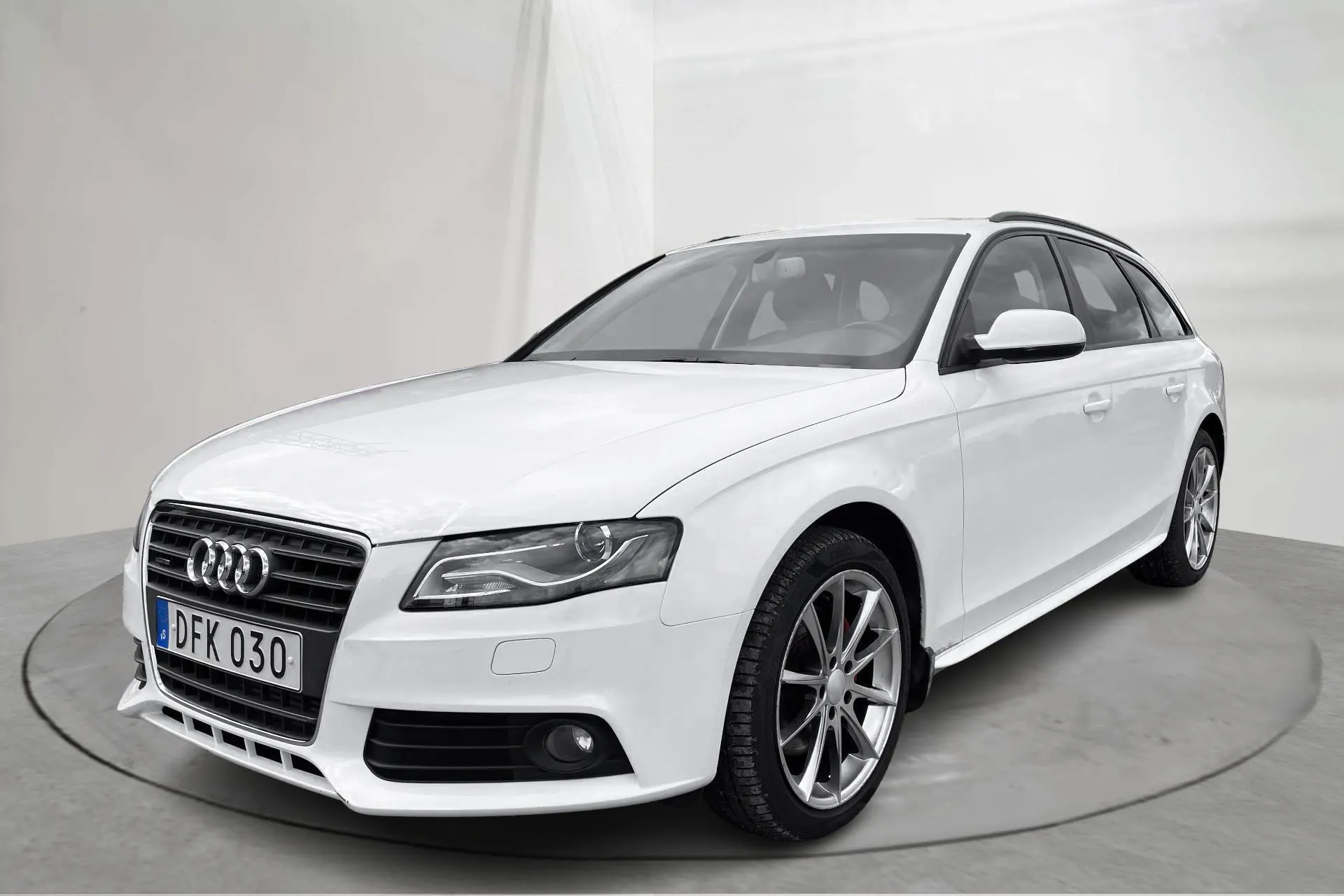 Presentationsfoto 1 av 17: Audi A4 2.0 TFSI Avant quattro (211hk) - 15 675 mil - Automat - vit - 2011