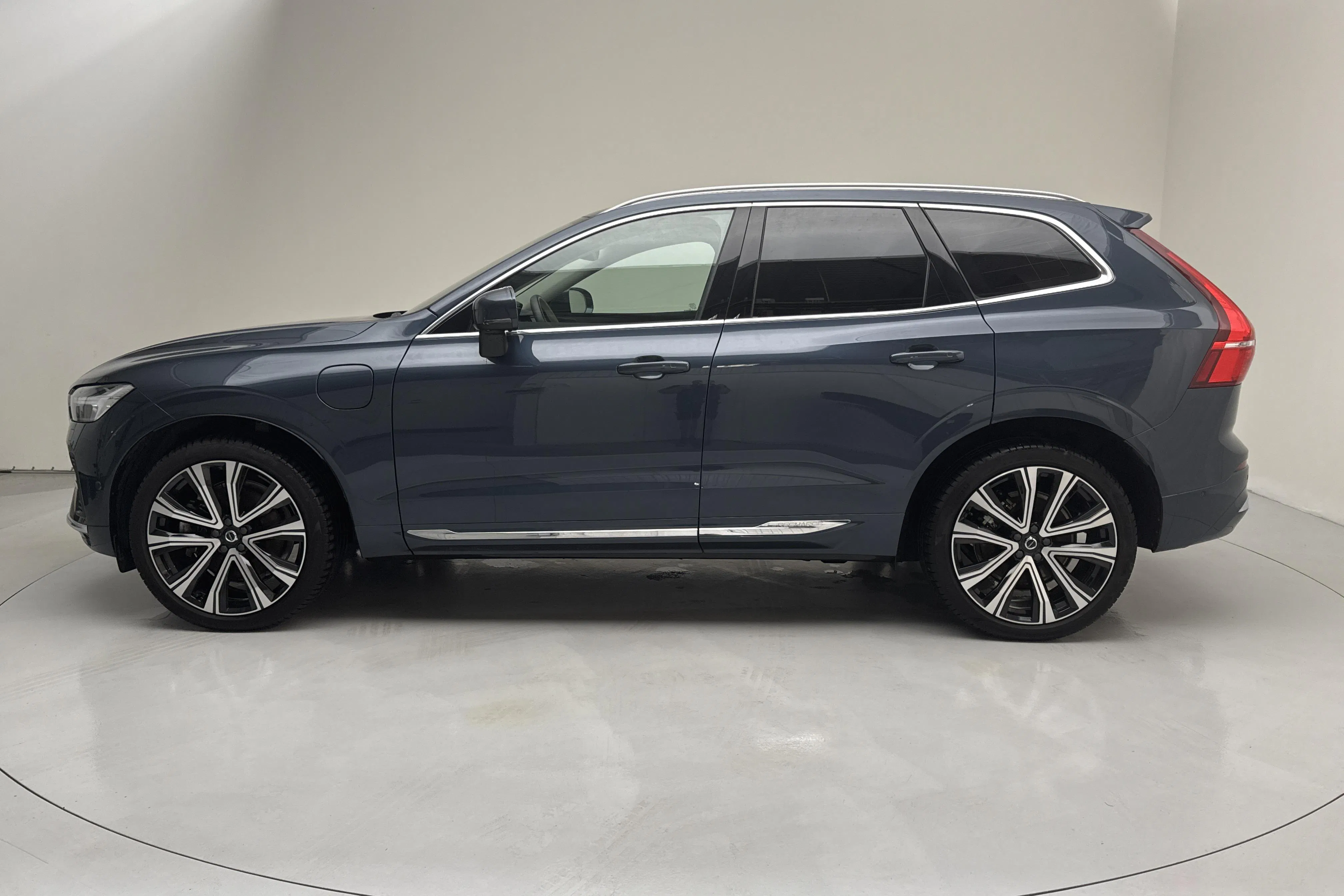 Presentationsfoto 2 av 21: Volvo XC60 T8 AWD Recharge (455hk) - 6 083 mil - Automat - Mörkblå - 2024