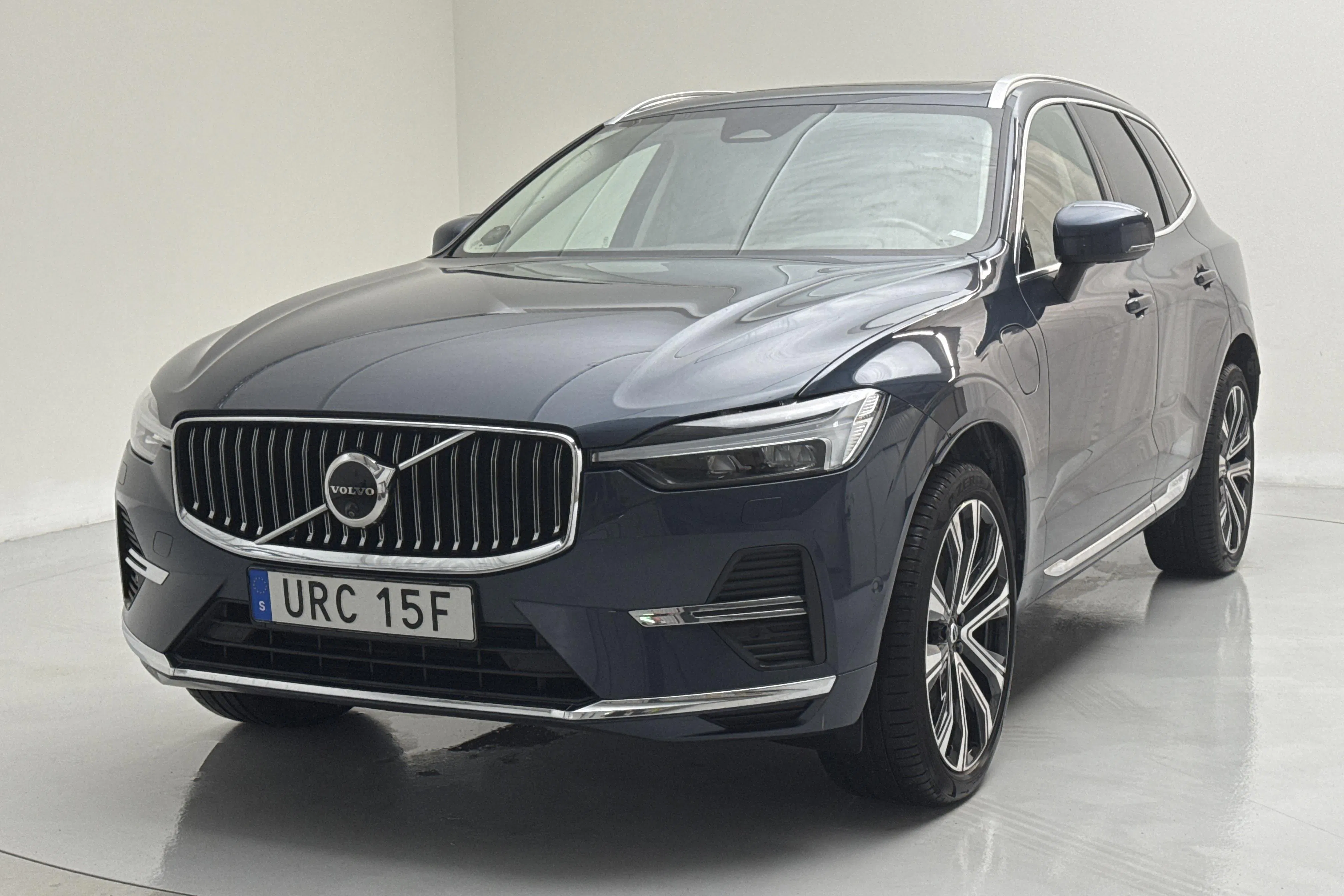 Presentationsfoto 1 av 21: Volvo XC60 T8 AWD Recharge (455hk) - 6 083 mil - Automat - Mörkblå - 2024