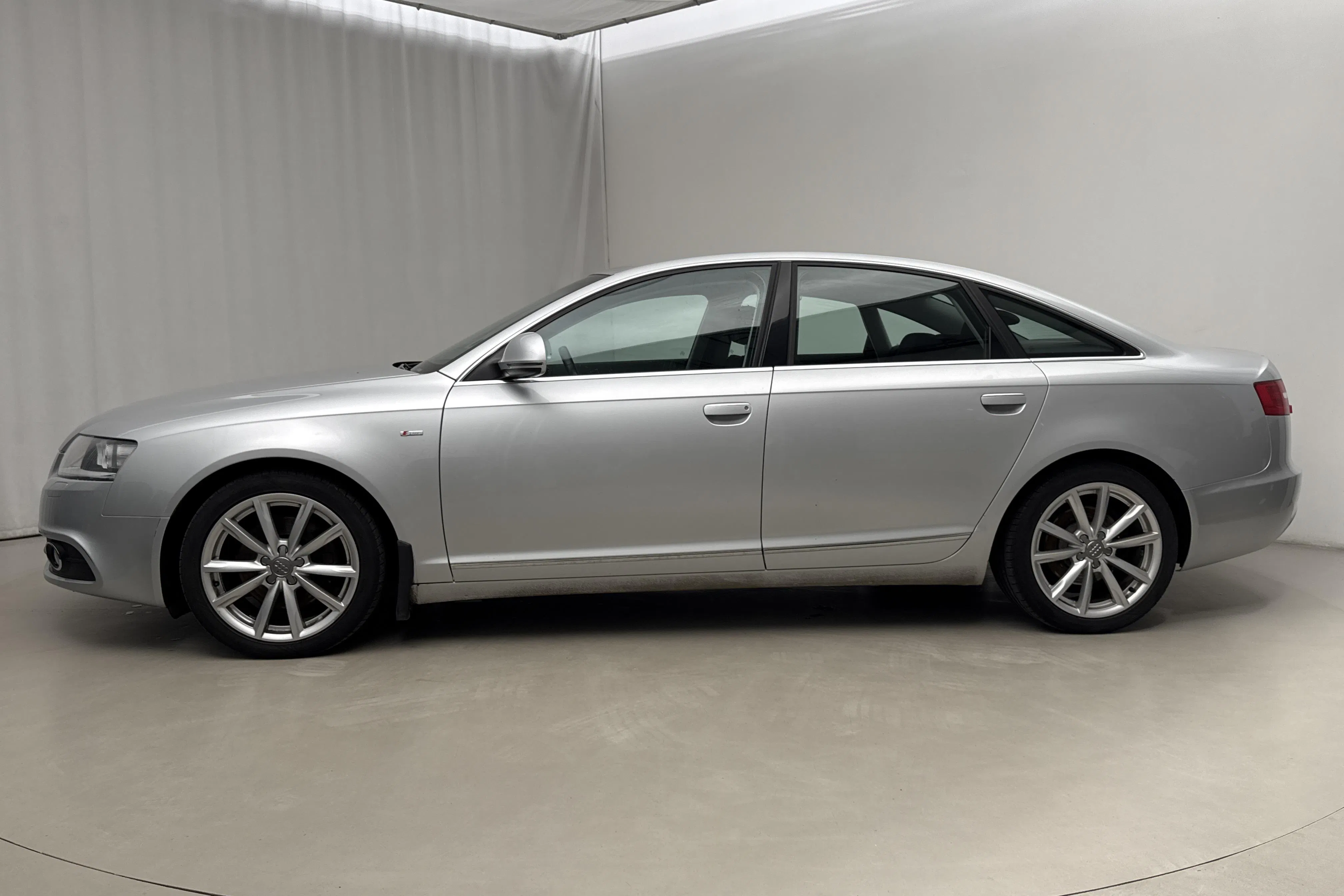 Presentationsfoto 2 av 15: Audi A6 2.8 FSI quattro (190hk) - 19 249 mil - Manuell - silver - 2011