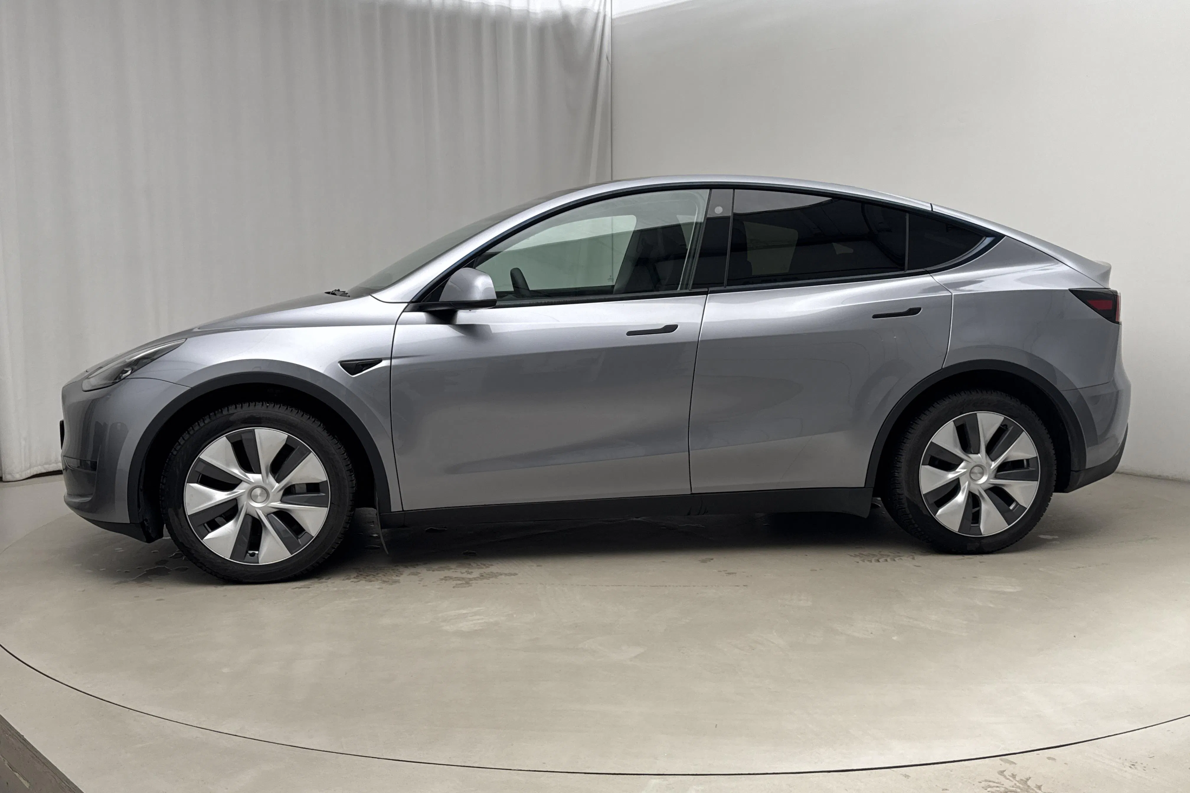 Presentationsfoto 2 av 24: Tesla Model Y Long Range Dual Motor AWD - 7 930 mil - Automat - grå - 2023