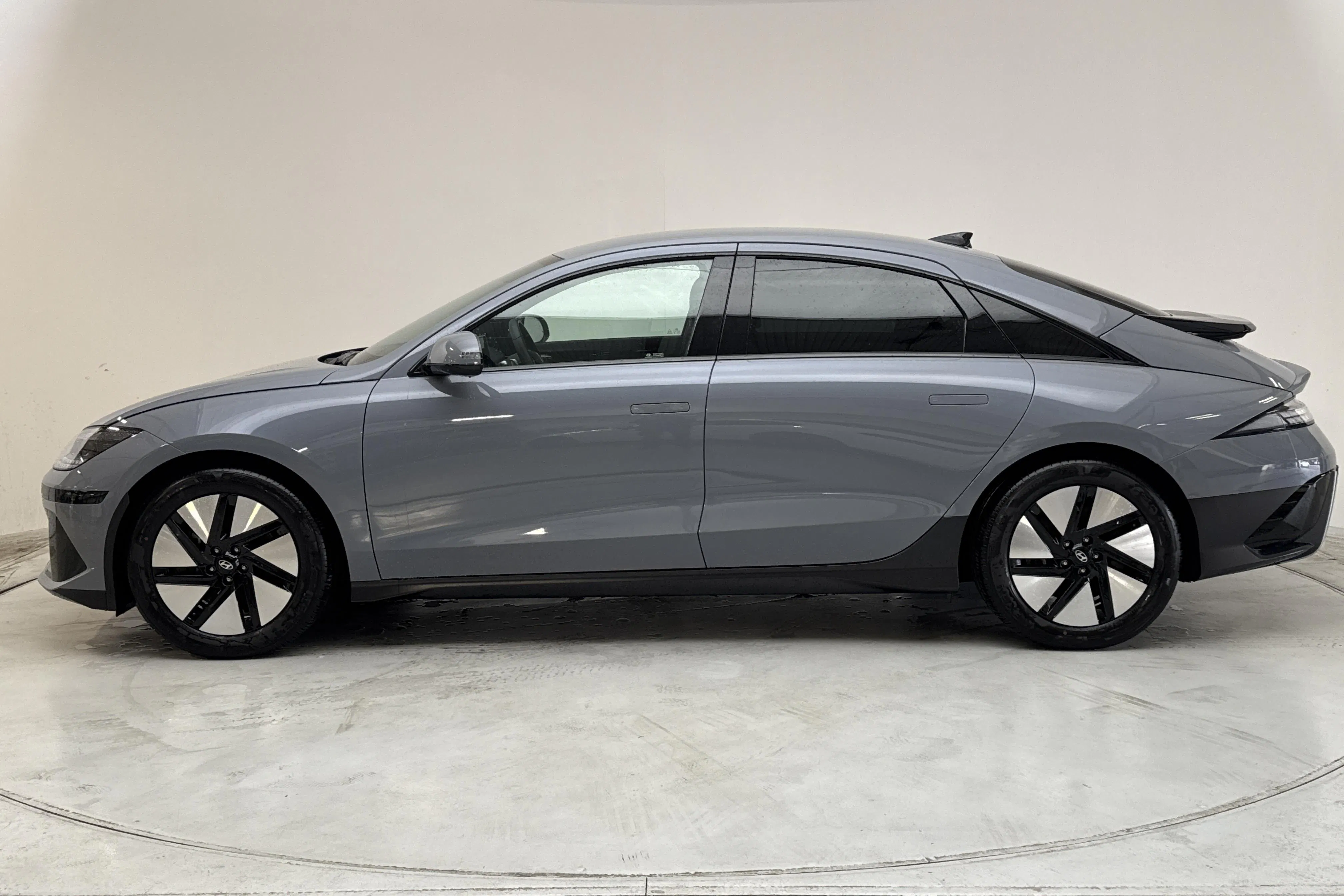 Presentationsfoto 2 av 15: Hyundai IONIQ 6 77kWh AWD (325hk) - 1 641 mil - Automat - blå - 2023