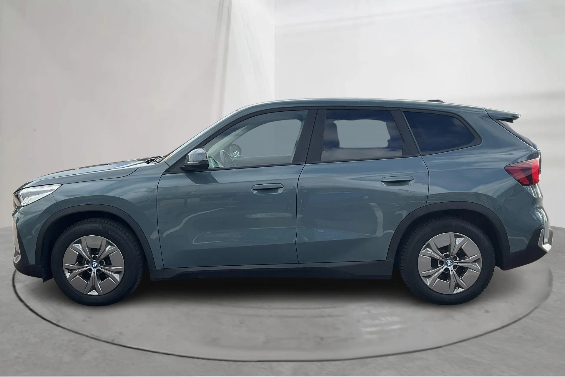 Presentationsfoto 2 av 20: BMW iX1 xDrive30, U11 (313hk) - 8 203 mil - Automat - grön - 2024