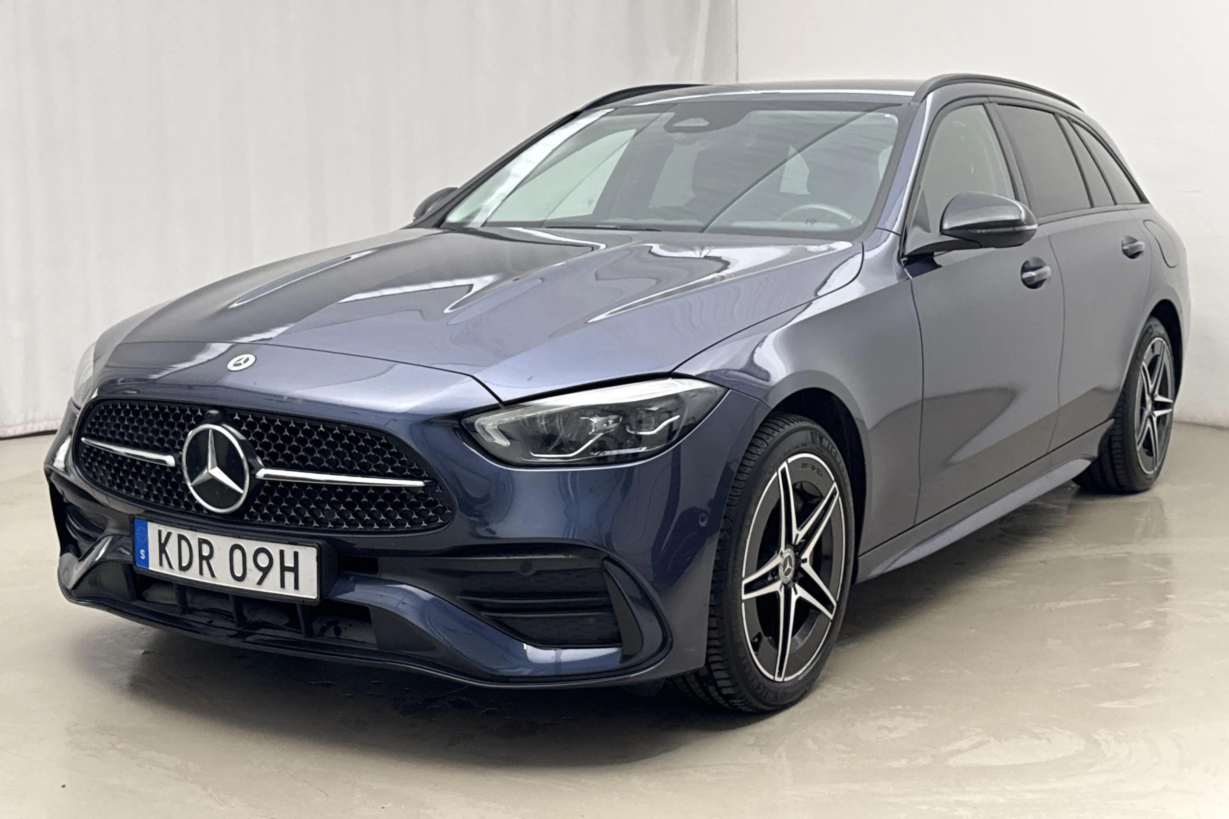 Presentationsfoto 1 av 21: Mercedes C 300 e Kombi S206 (333hk) - 6 778 mil - Automat - blå - 2023