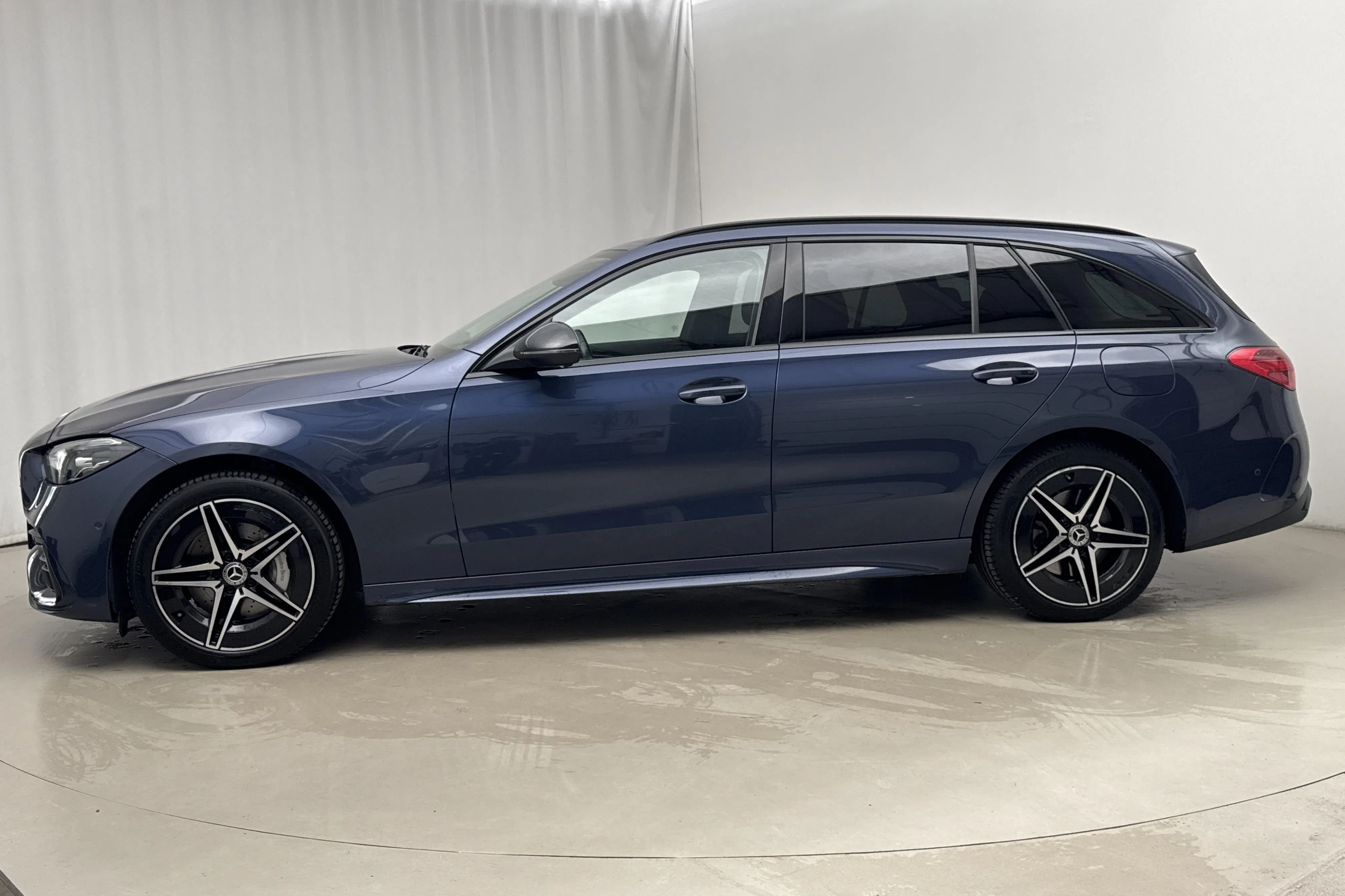 Presentationsfoto 2 av 21: Mercedes C 300 e Kombi S206 (333hk) - 6 778 mil - Automat - blå - 2023
