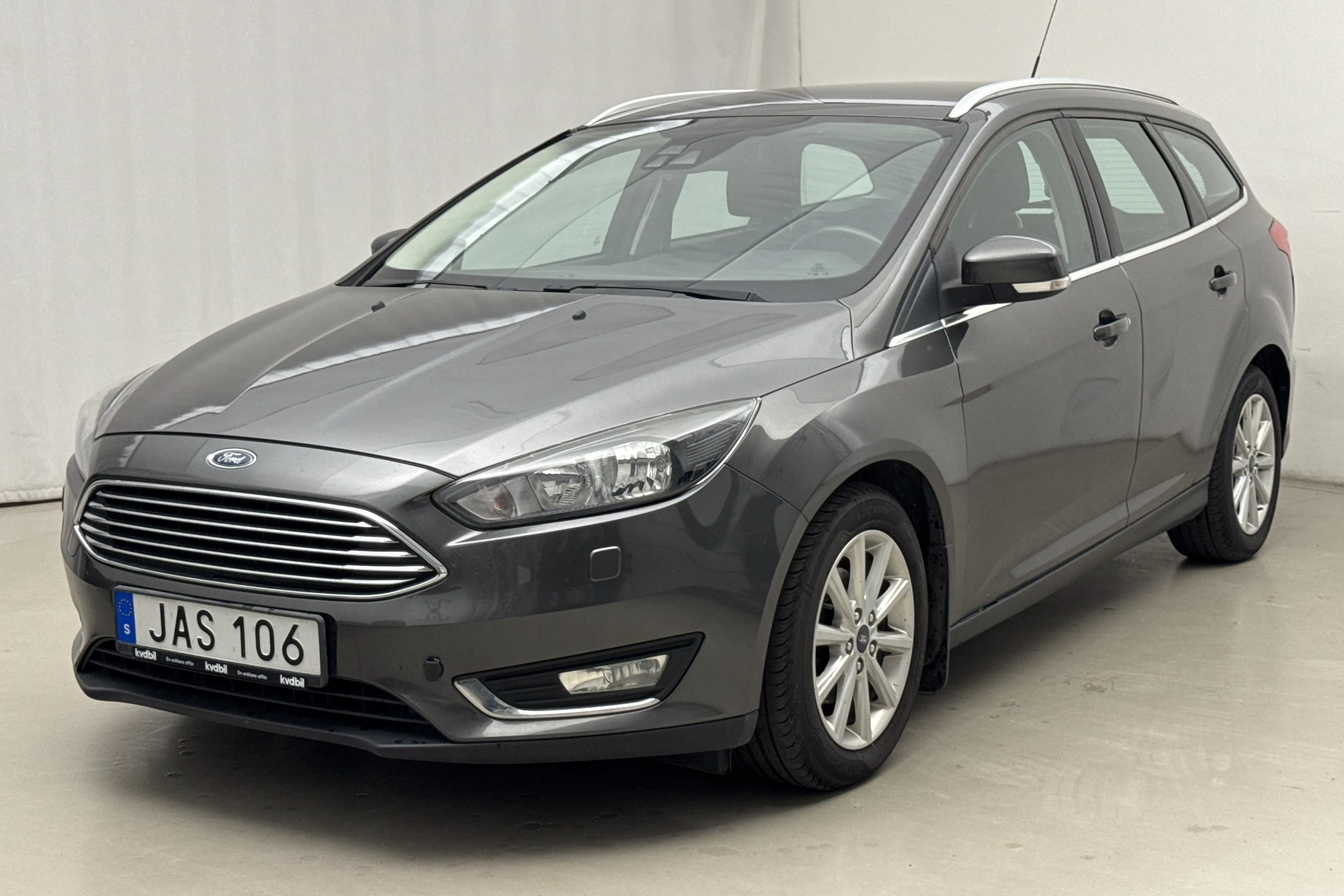 Presentationsfoto 1 av 16: Ford Focus 1.0 EcoBoost Kombi (100hk) - 10 738 mil - Manuell - grå - 2016