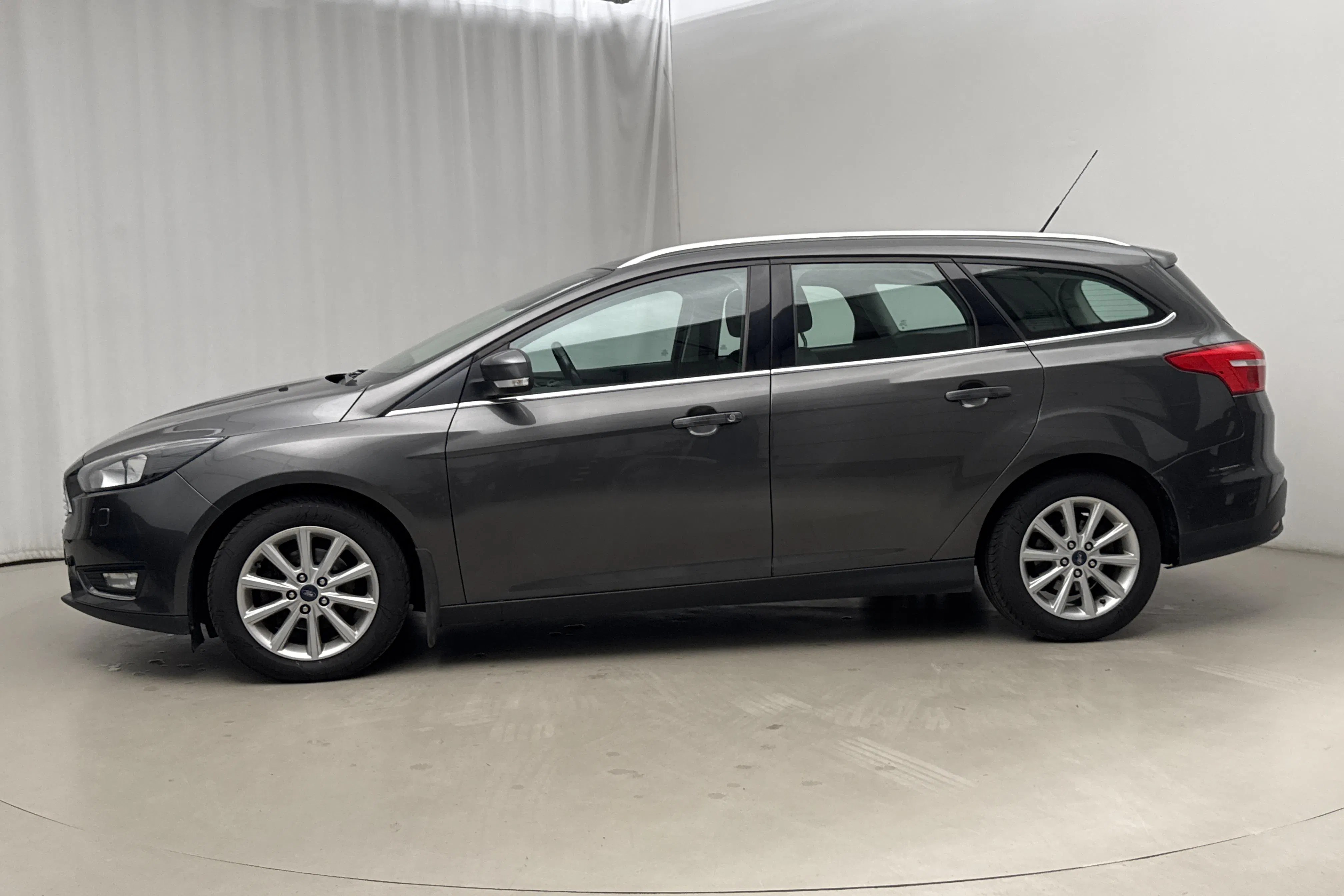 Presentationsfoto 2 av 16: Ford Focus 1.0 EcoBoost Kombi (100hk) - 10 738 mil - Manuell - grå - 2016