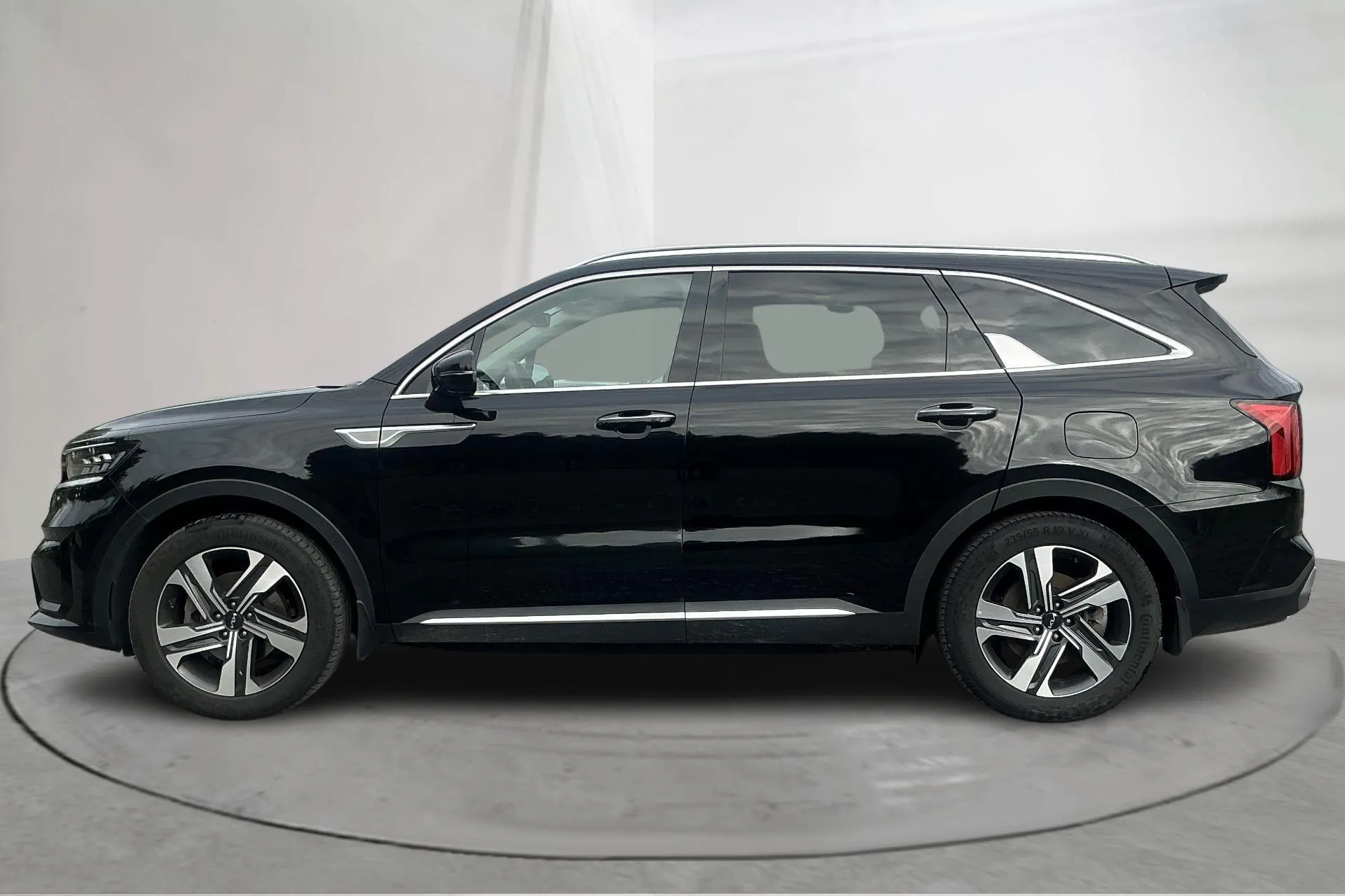 Presentationsfoto 2 av 17: KIA Sorento 1.6 T-GDi Plug-in Hybrid AWD (265hk) - 6 674 mil - Automat - svart - 2023