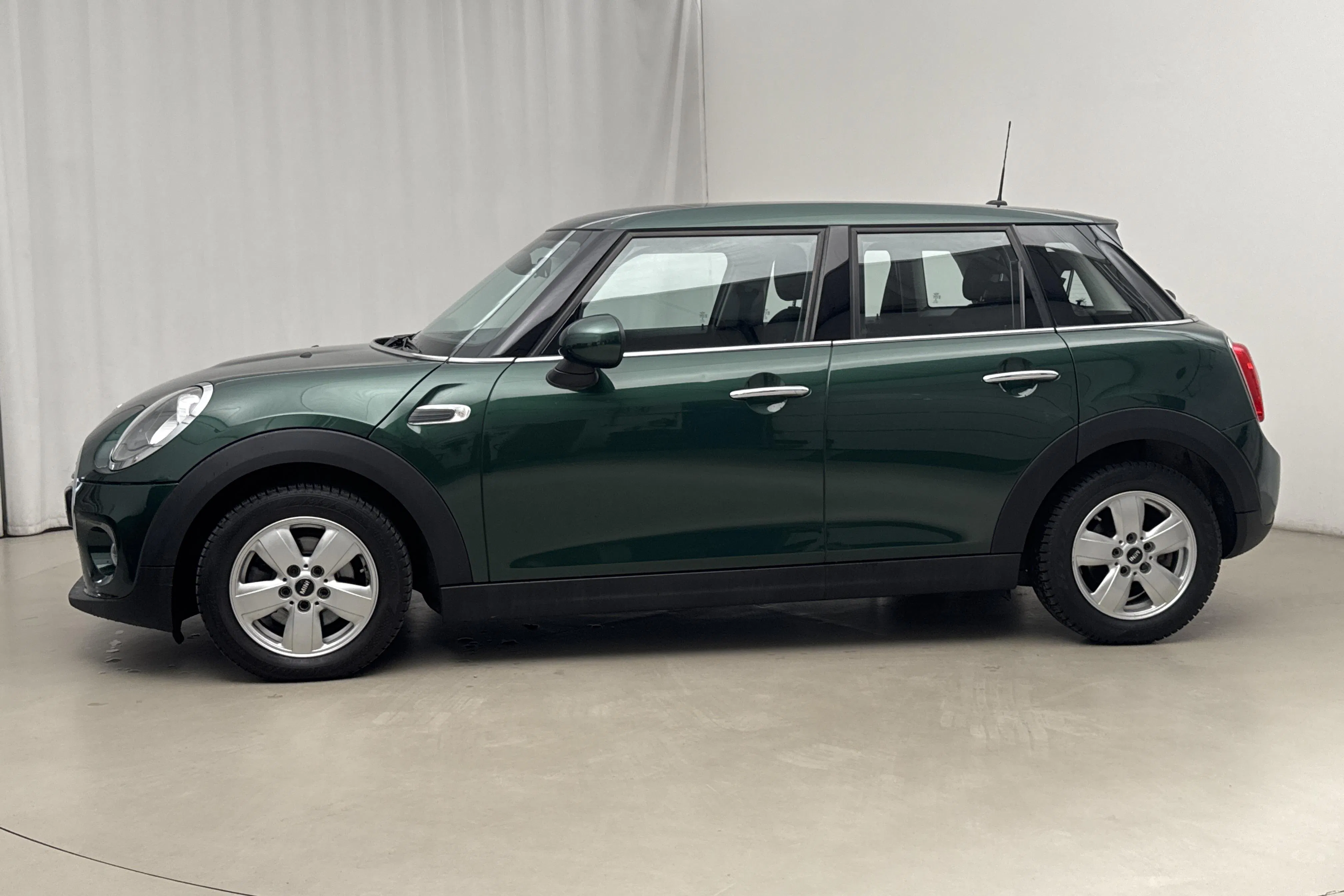 Presentationsfoto 2 av 14: MINI Cooper Hatch 5dr (136hk) - 7 684 mil - Automat - grön - 2017