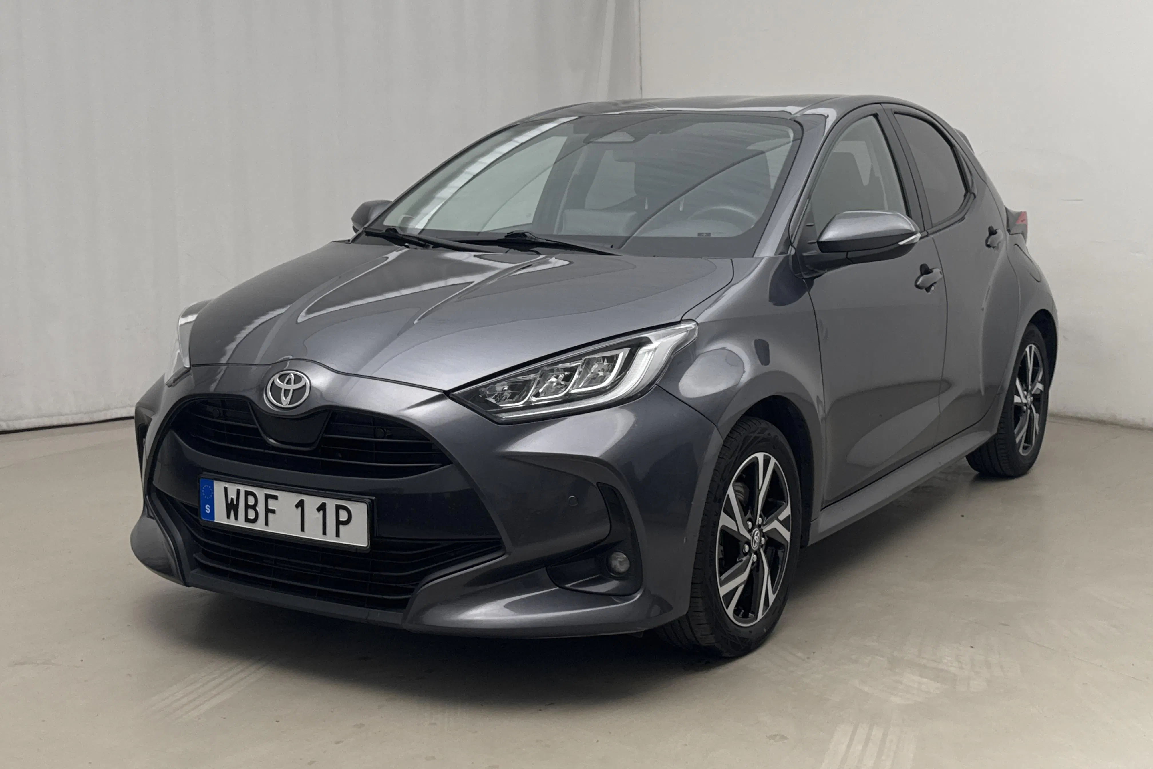 Presentationsfoto 1 av 16: Toyota Yaris 1.5 Hybrid 5dr (116hk) - 8 810 mil - Automat - Mörkgrå - 2024