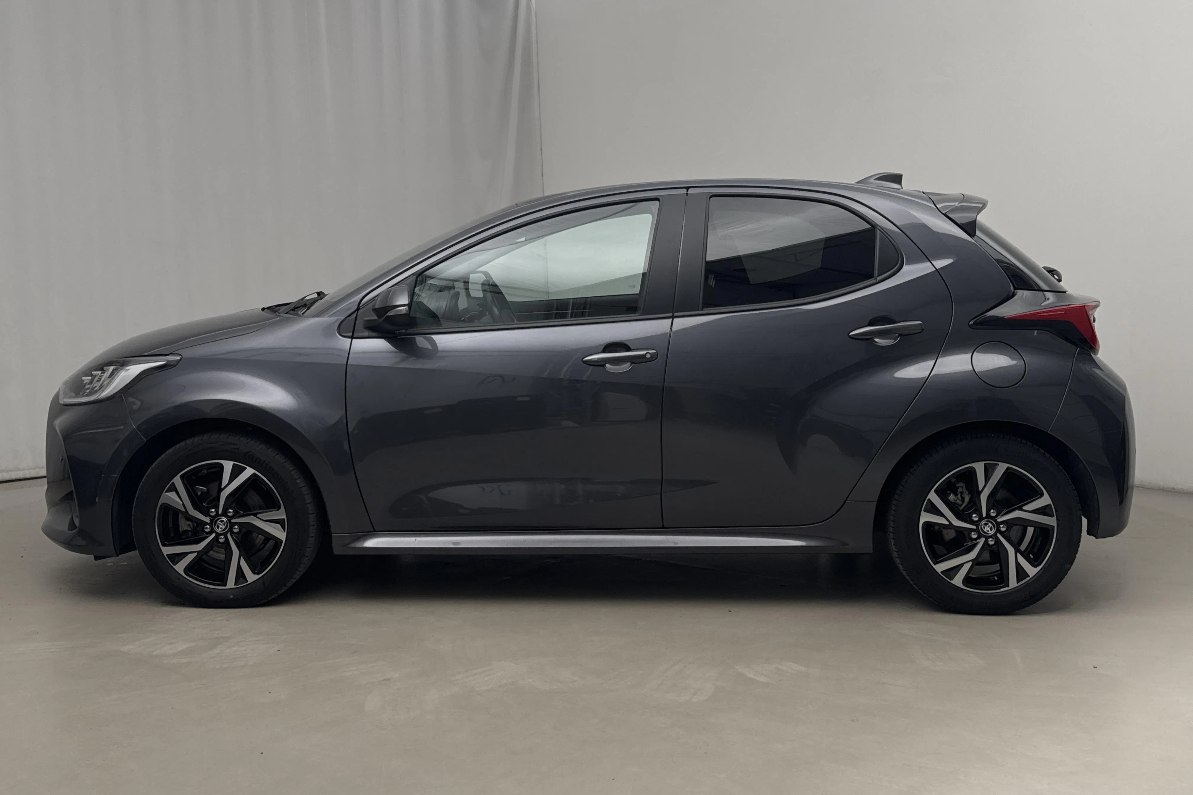 Presentationsfoto 2 av 16: Toyota Yaris 1.5 Hybrid 5dr (116hk) - 8 810 mil - Automat - Mörkgrå - 2024