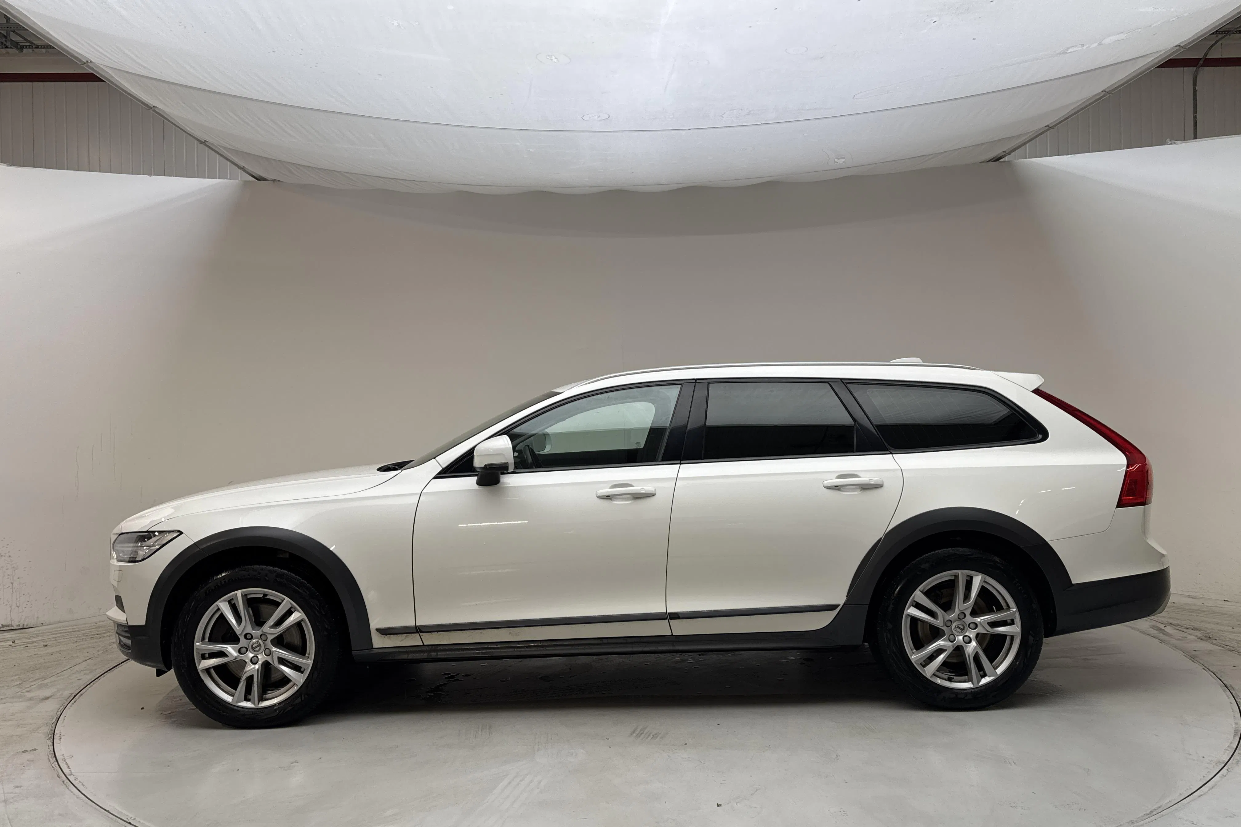 Presentationsfoto 2 av 16: Volvo V90 D4 Cross Country AWD (190hk) - 29 713 mil - Automat - vit - 2018