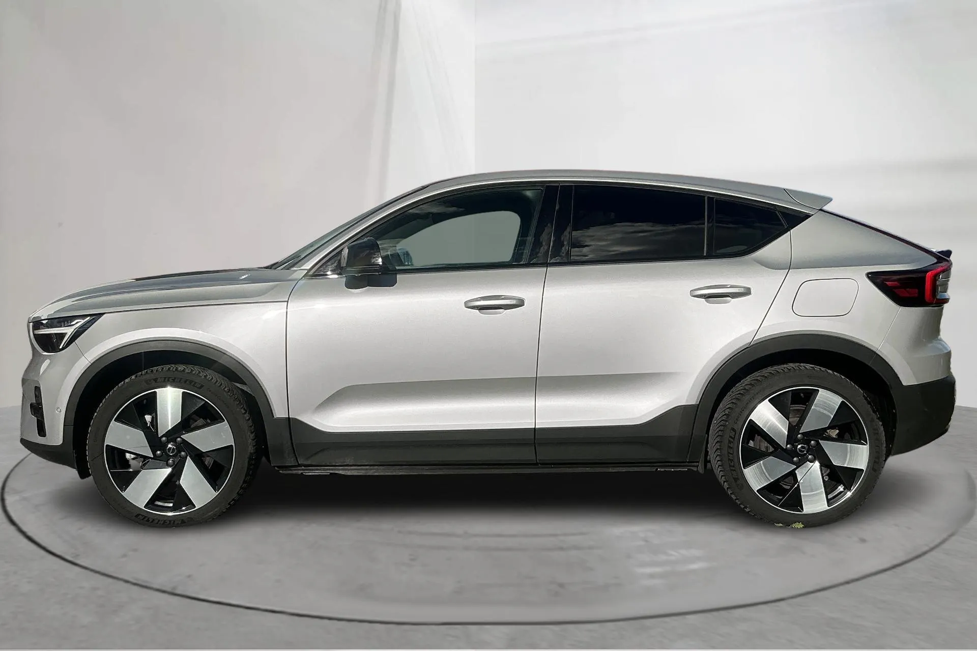 Presentationsfoto 2 av 18: Volvo C40 Recharge Twin (408hk) - 8 022 mil - Automat - silver - 2023