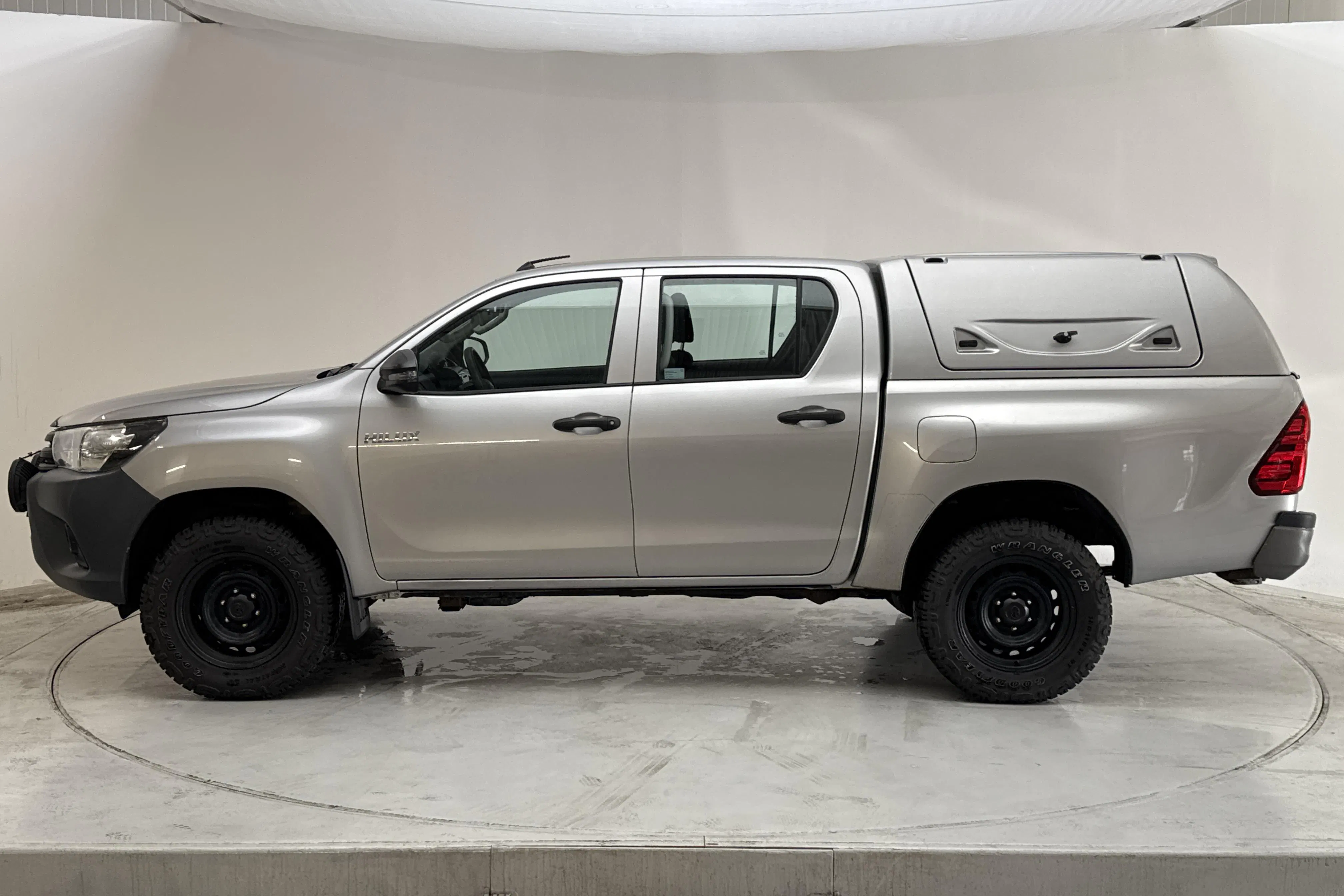 Presentationsfoto 2 av 12: Toyota Hilux 2.4 D 4WD (150hk) - 16 126 mil - Manuell - silver - 2018