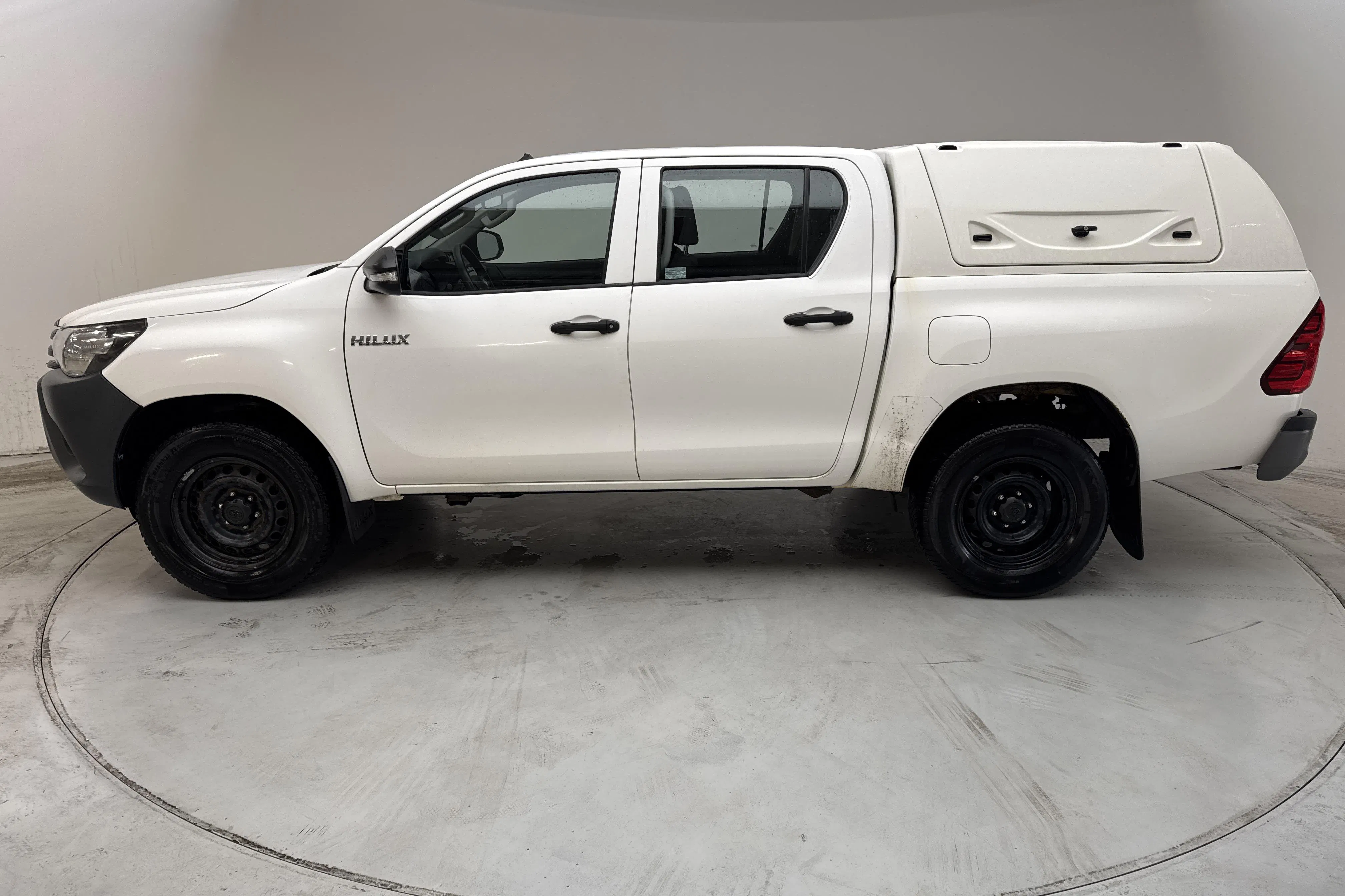 Presentationsfoto 2 av 12: Toyota Hilux 2.4 D 4WD (150hk) - 17 570 mil - Manuell - vit - 2016