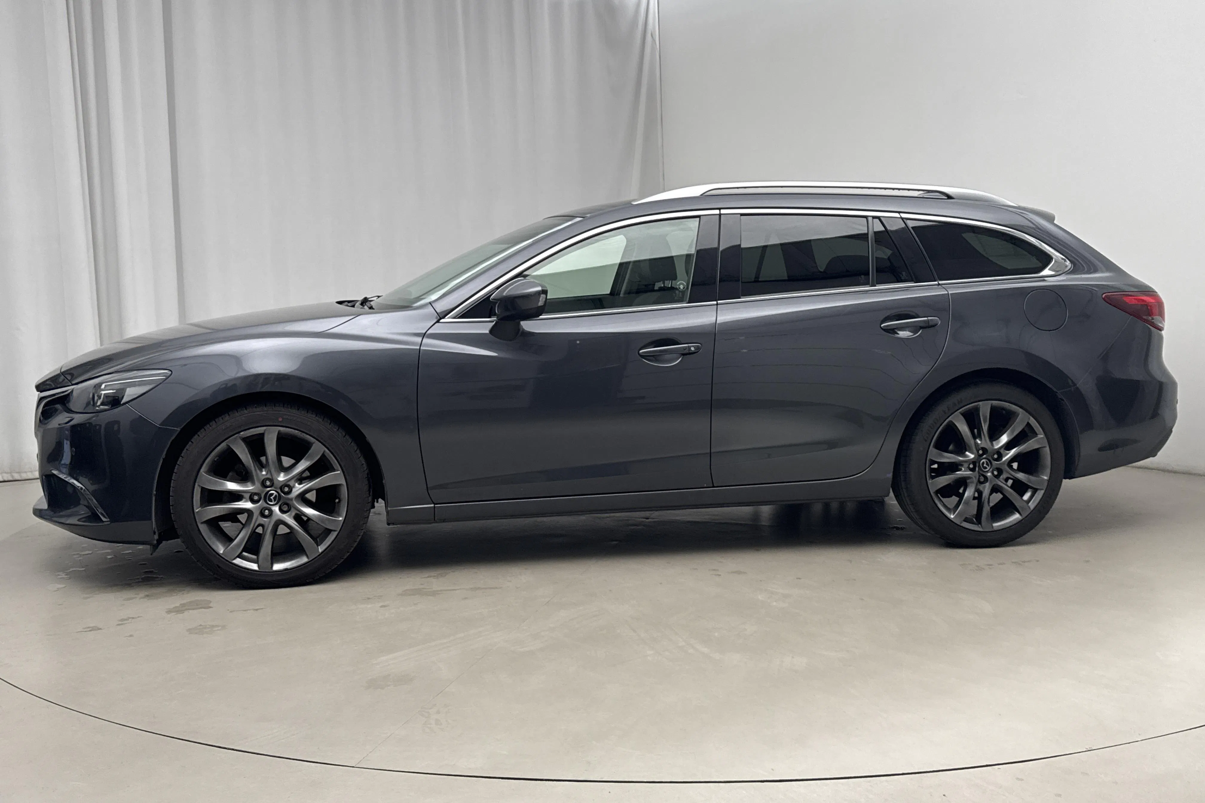 Presentationsfoto 2 av 19: Mazda 6 2.5 Kombi (192hk) - 18 106 mil - Automat - grå - 2015