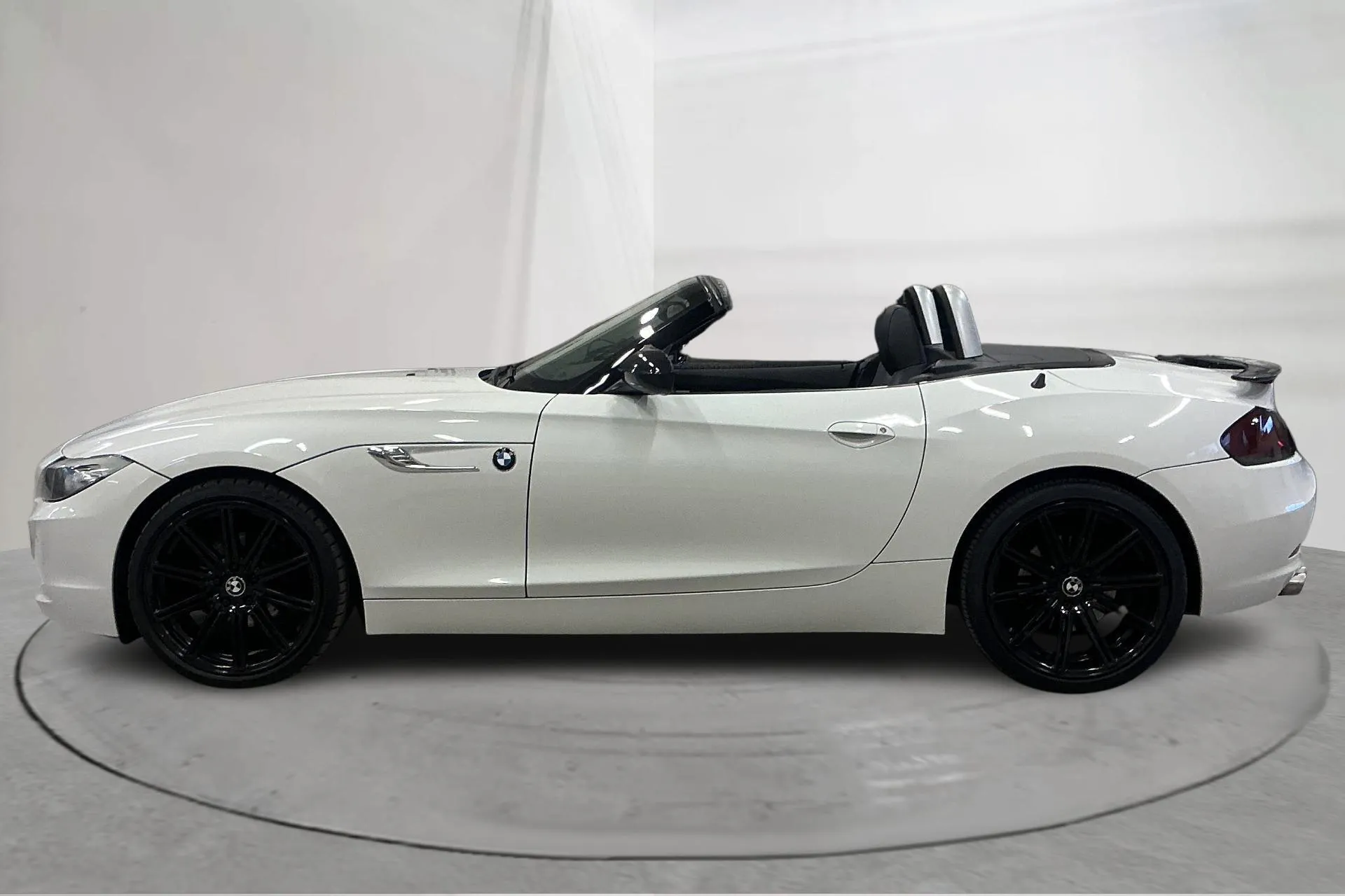 Presentationsfoto 2 av 17: BMW Z4 sDrive 20i Roadster (184hk) - 14 679 mil - Automat - vit - 2012
