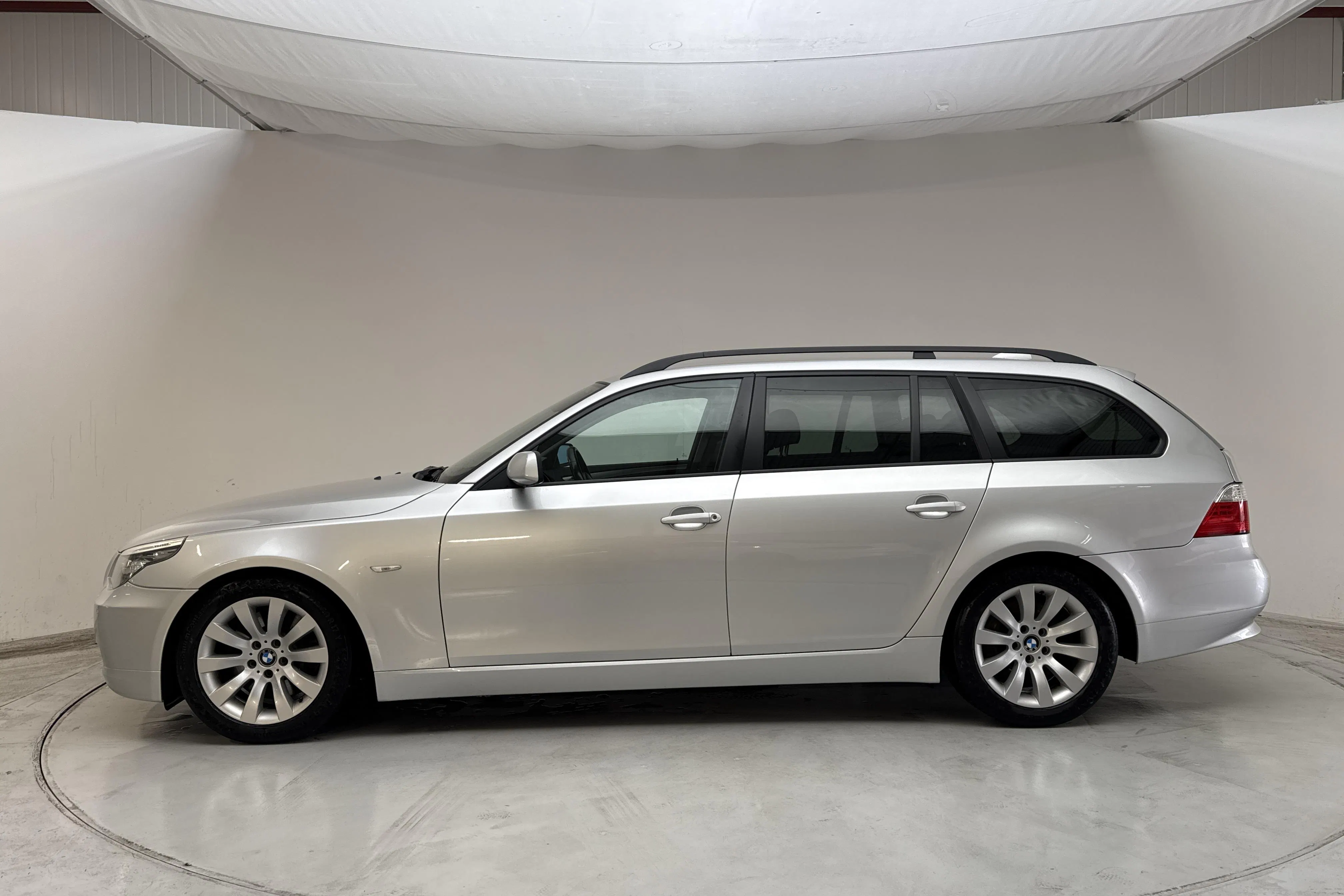 Presentation photo 2 of 14: BMW 530i Touring, E61 (272hk) - 210 900 km - Automatic - light grey - 2007