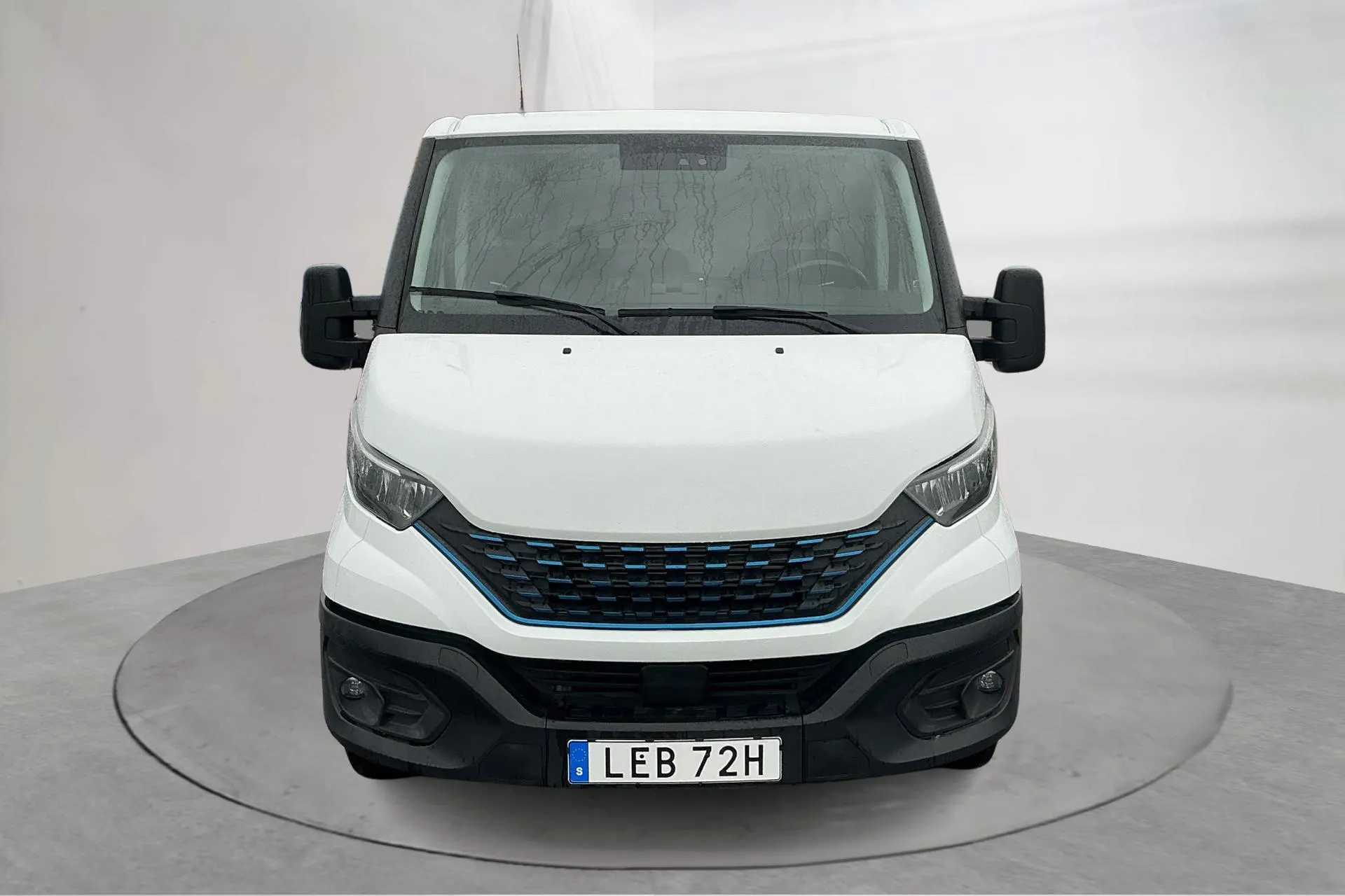 Presentationsfoto 1 av 17: Iveco Daily 35 3.0 CNG (136hk) - 5 456 mil - Automat - vit - 2021