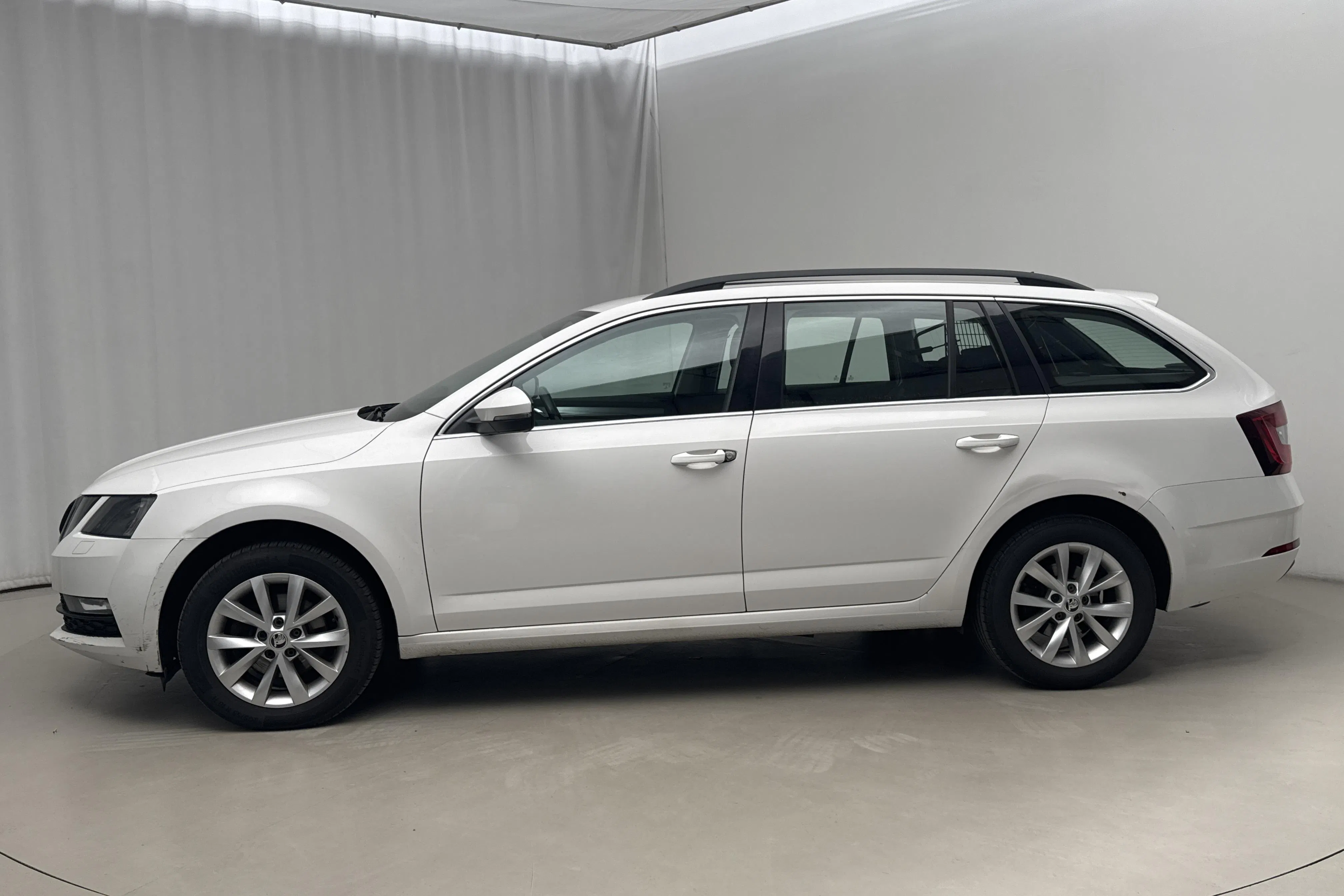 Presentationsfoto 2 av 16: Skoda Octavia III 2.0 TDI CR Combi 4x4 (150hk) - 15 030 mil - Manuell - vit - 2018