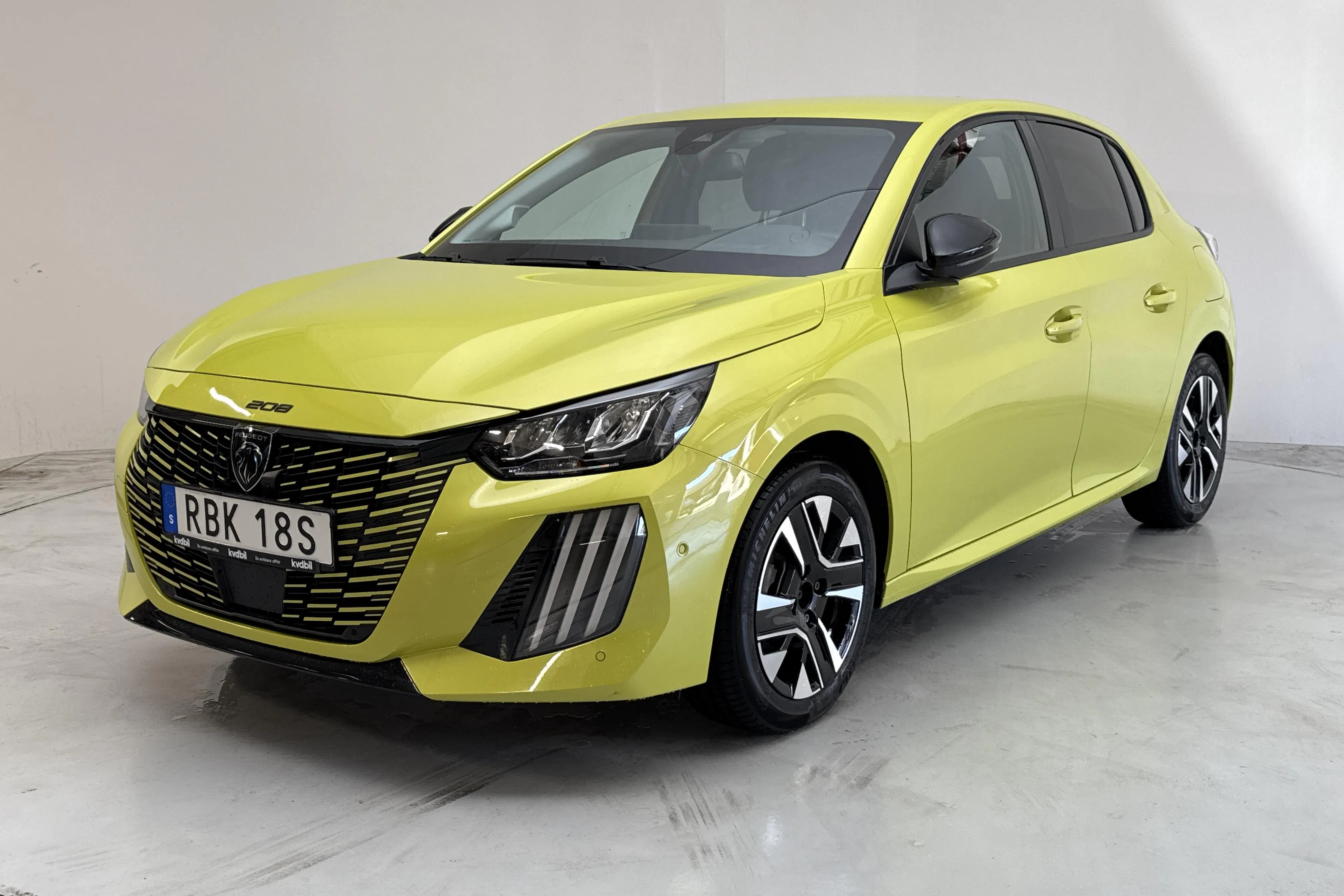 Presentationsfoto 1 av 13: Peugeot 208 1.2 PureTech 5dr (100hk) - 3 078 mil - Manuell - gul - 2024