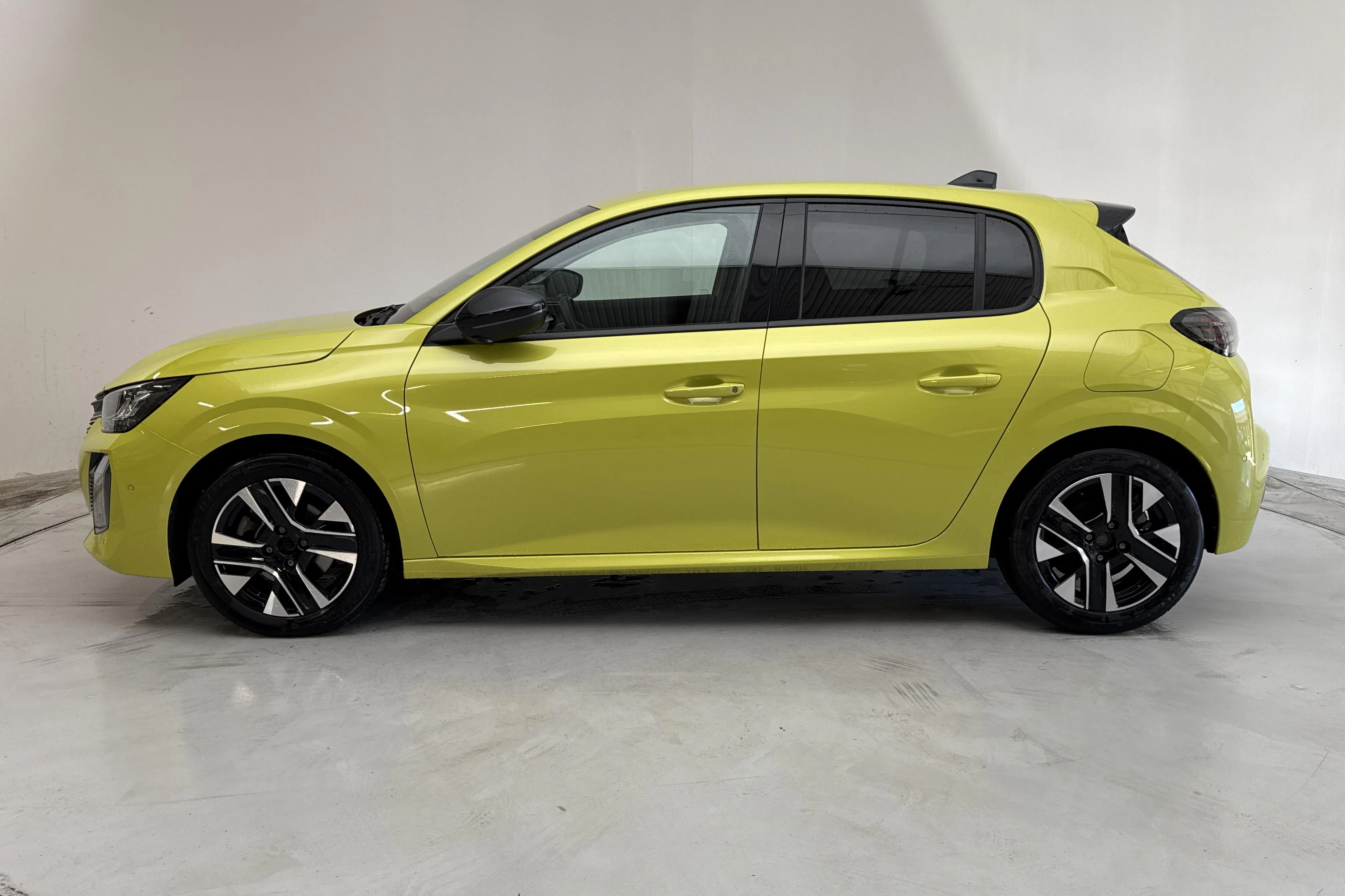 Presentationsfoto 2 av 13: Peugeot 208 1.2 PureTech 5dr (100hk) - 3 078 mil - Manuell - gul - 2024