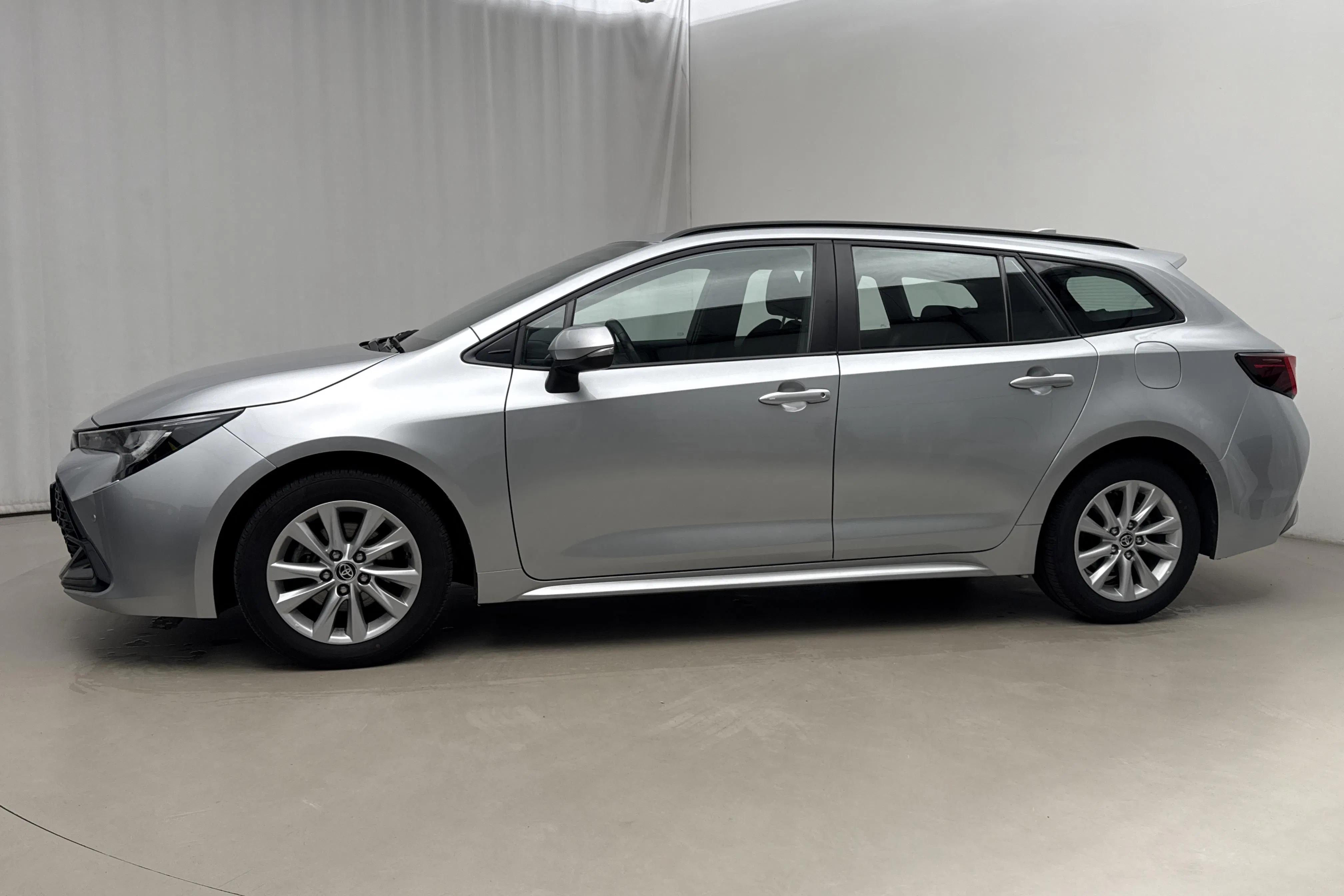 Presentationsfoto 2 av 17: Toyota Corolla 1.8 Hybrid Touring Sports (140hk) - 7 657 mil - Automat - silver - 2024