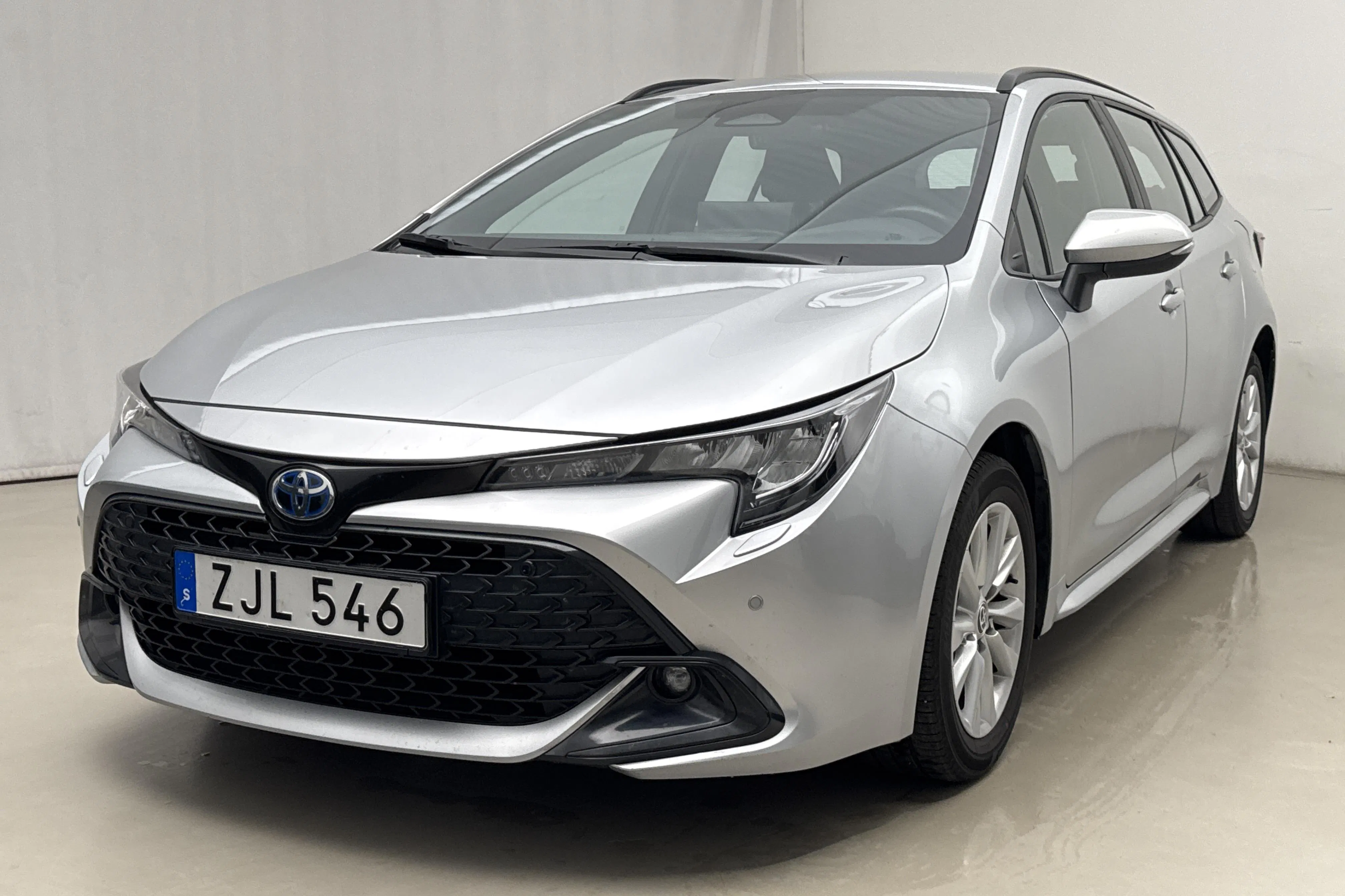 Presentationsfoto 1 av 17: Toyota Corolla 1.8 Hybrid Touring Sports (140hk) - 7 657 mil - Automat - silver - 2024