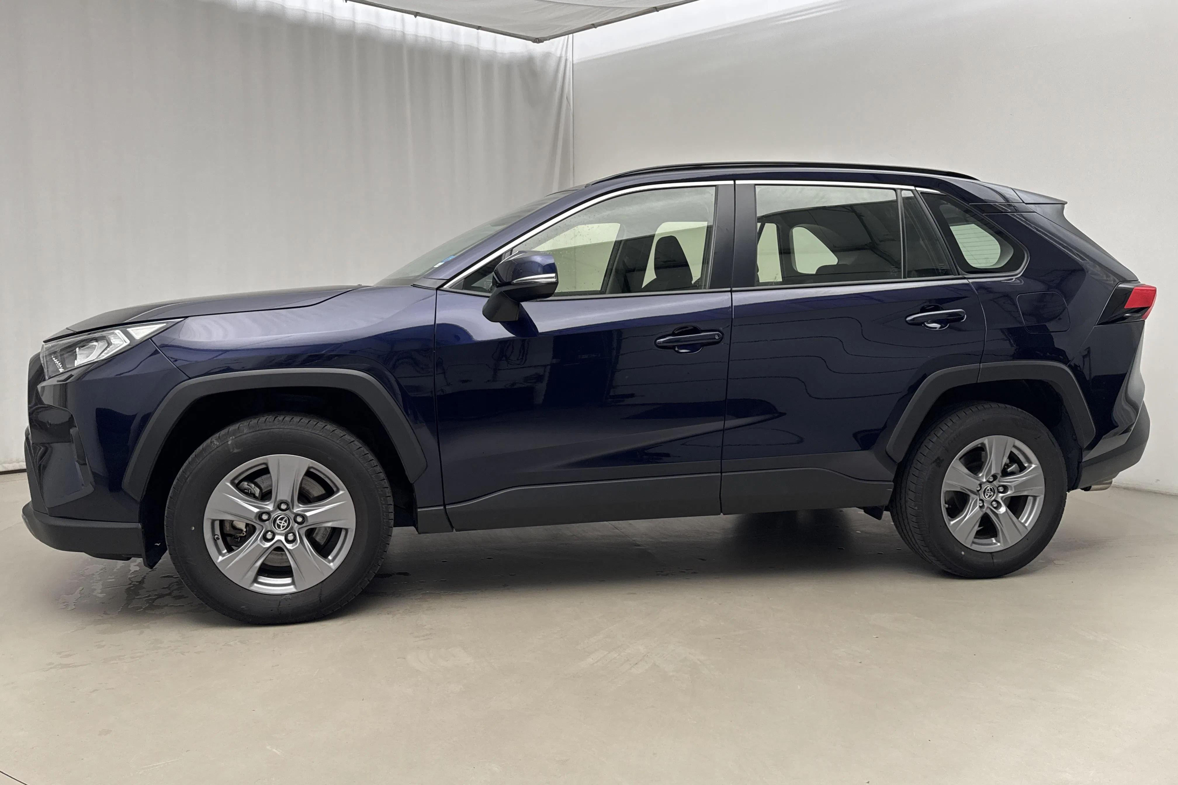Presentationsfoto 2 av 17: Toyota RAV4 2.5 HSD AWD (222hk) - 6 482 mil - Automat - Mörkblå - 2024