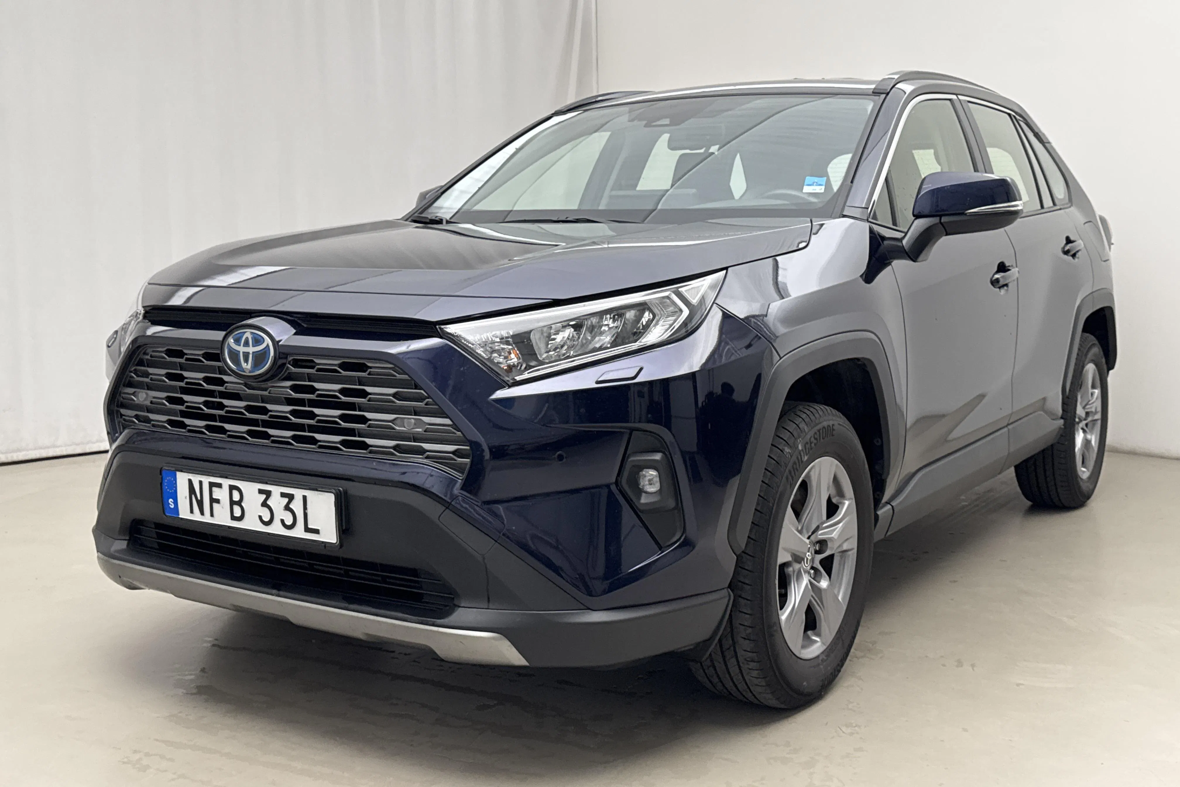 Presentationsfoto 1 av 17: Toyota RAV4 2.5 HSD AWD (222hk) - 6 482 mil - Automat - Mörkblå - 2024