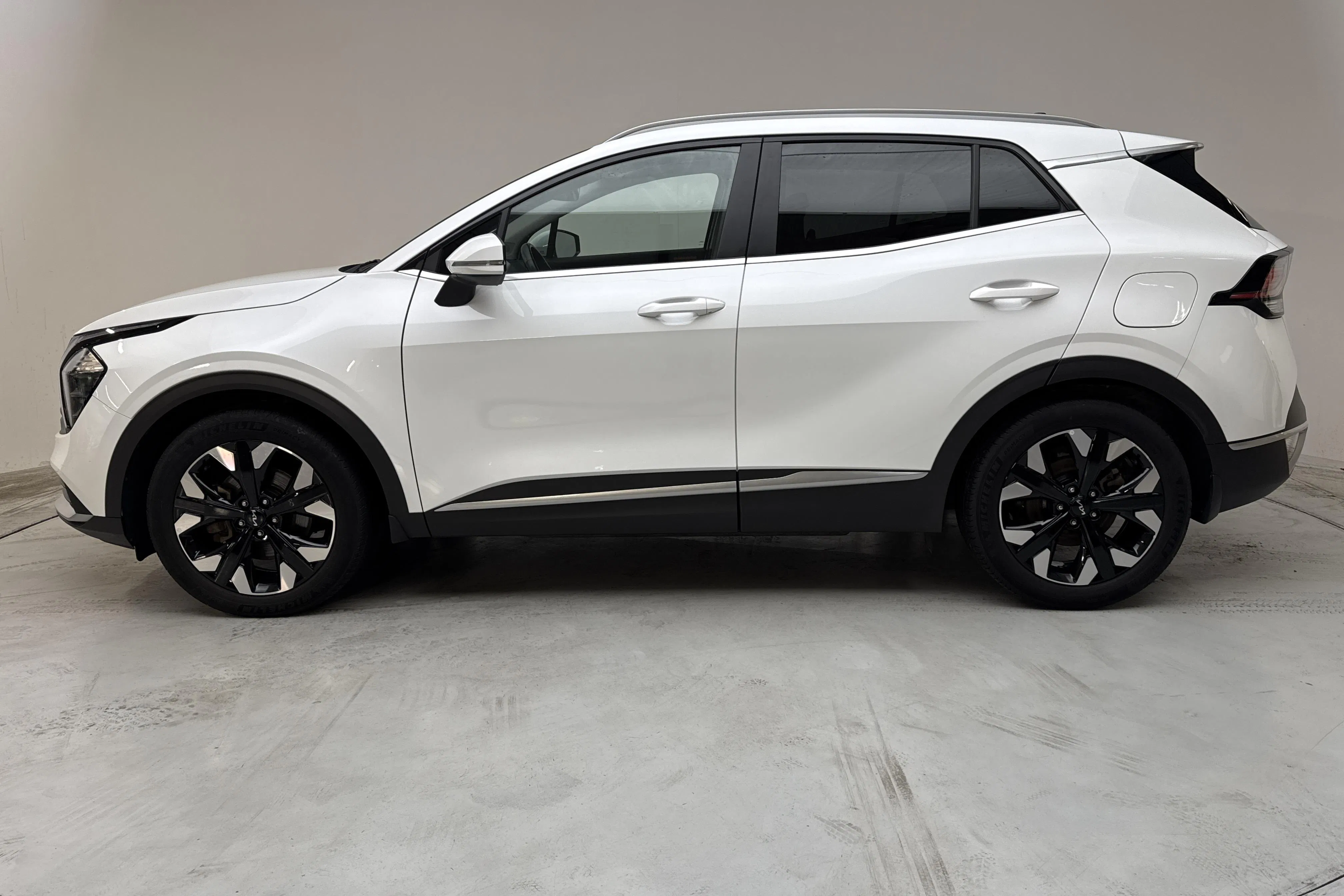 Presentationsfoto 2 av 15: KIA Sportage PHEV AWD (265hk) - 9 024 mil - Automat - vit - 2023
