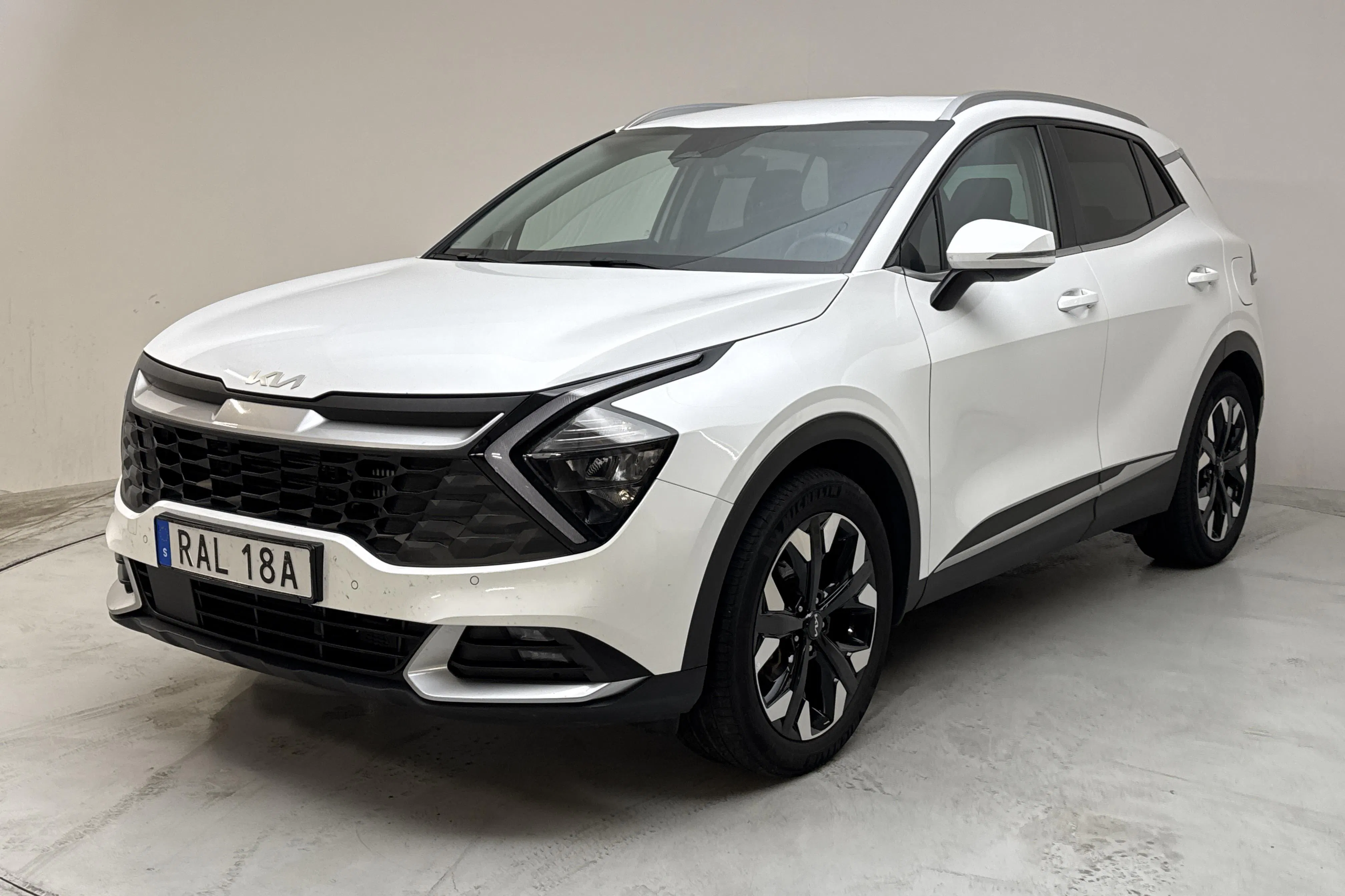Presentationsfoto 1 av 15: KIA Sportage PHEV AWD (265hk) - 9 024 mil - Automat - vit - 2023