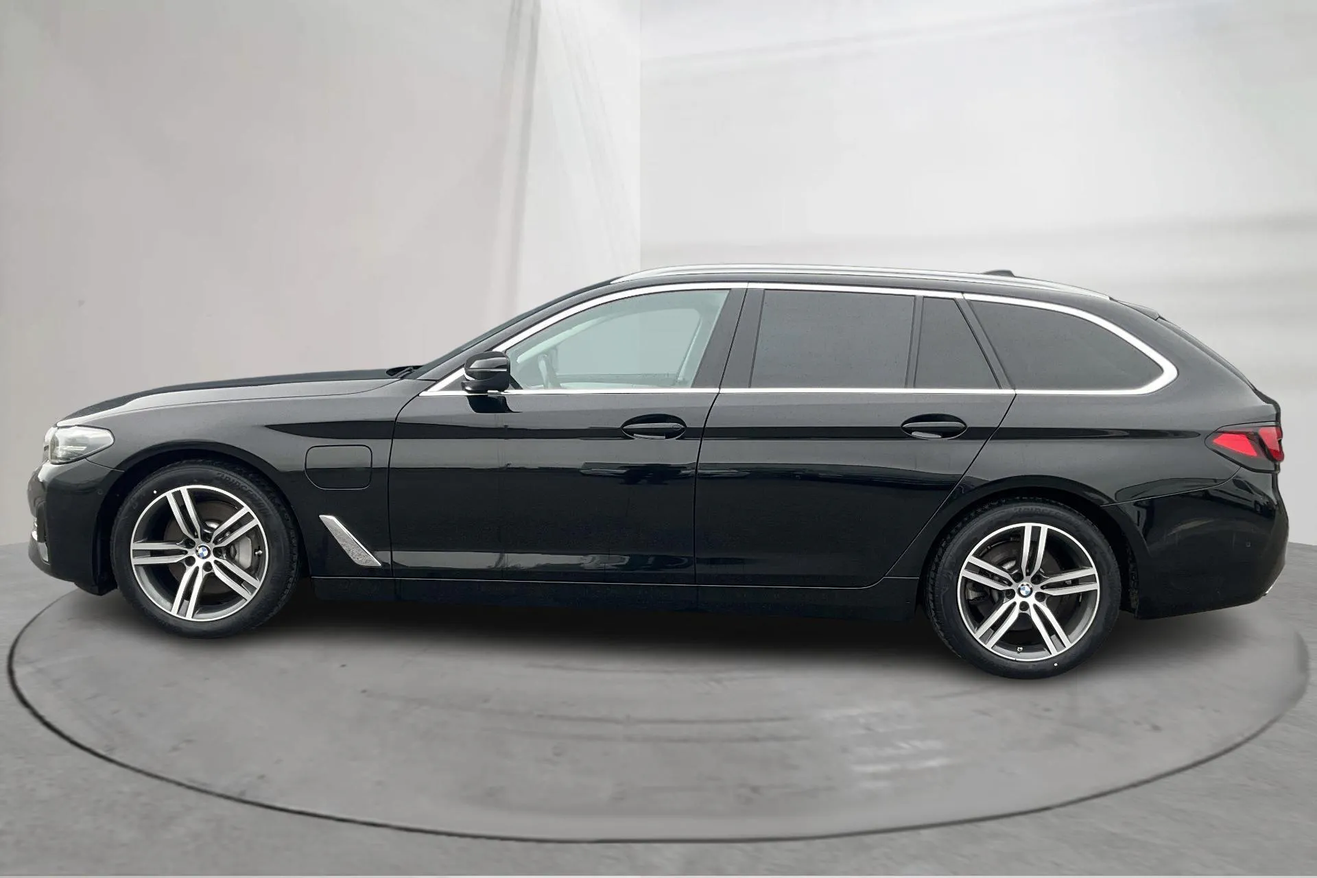 Presentation photo 2 of 19: BMW 530e xDrive Touring, G31 12kWh LCI (292hk) - 69 270 km - Automatic - black - 2021
