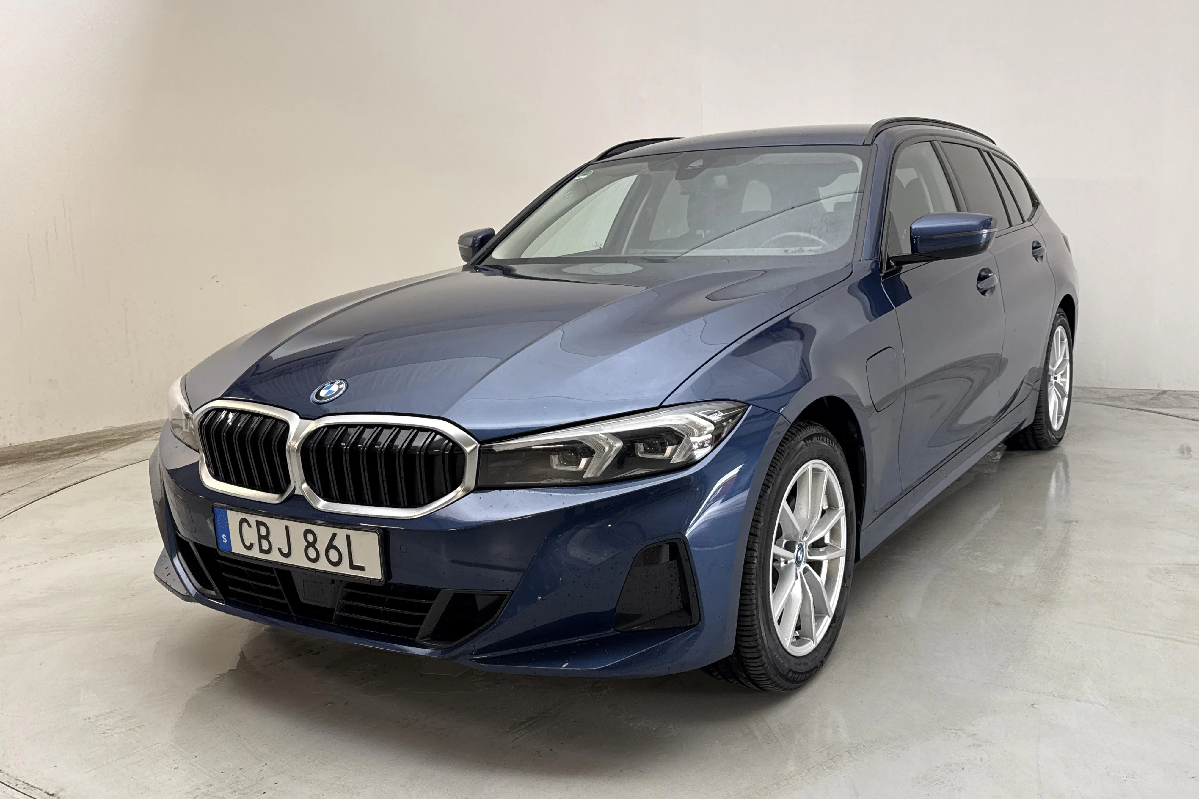 Presentationsfoto 1 av 15: BMW 330e xDrive Touring LCI, G21 (292hk) - 7 729 mil - Automat - blå - 2024