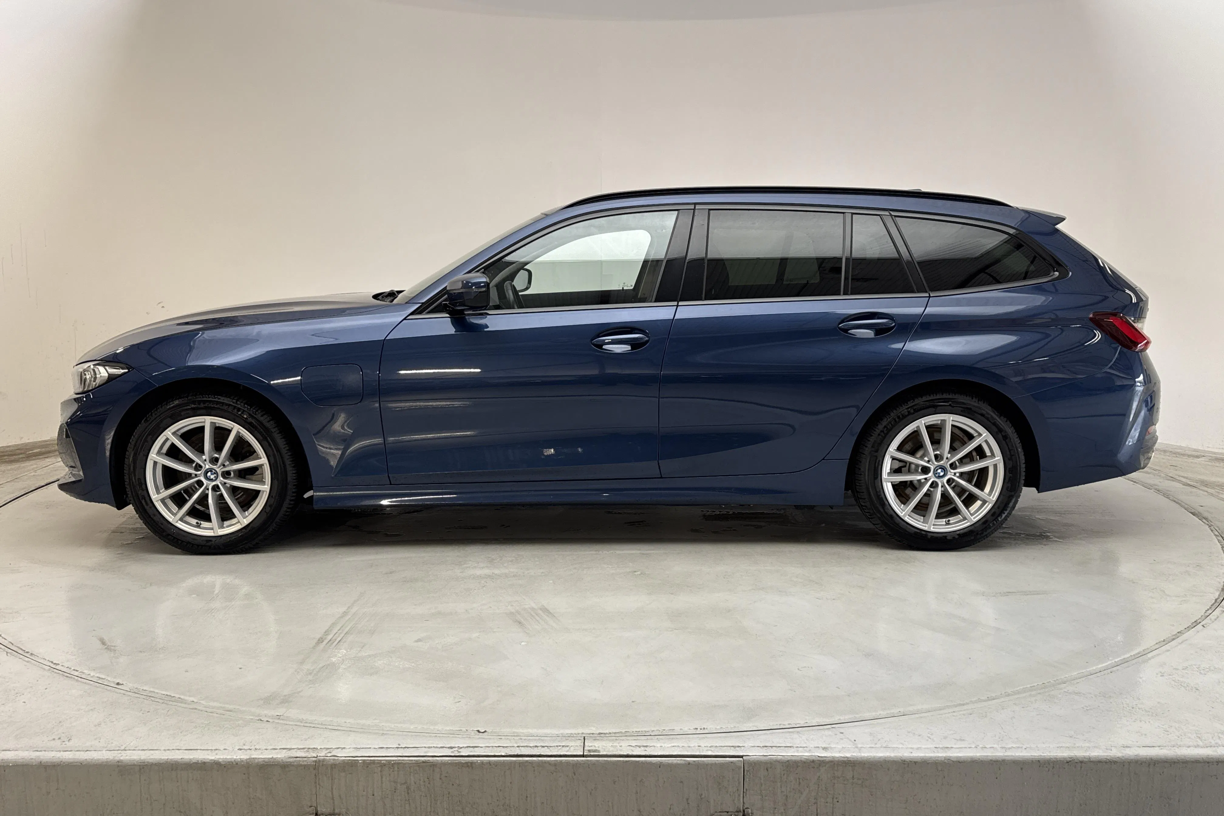 Presentationsfoto 2 av 15: BMW 330e xDrive Touring LCI, G21 (292hk) - 7 729 mil - Automat - blå - 2024