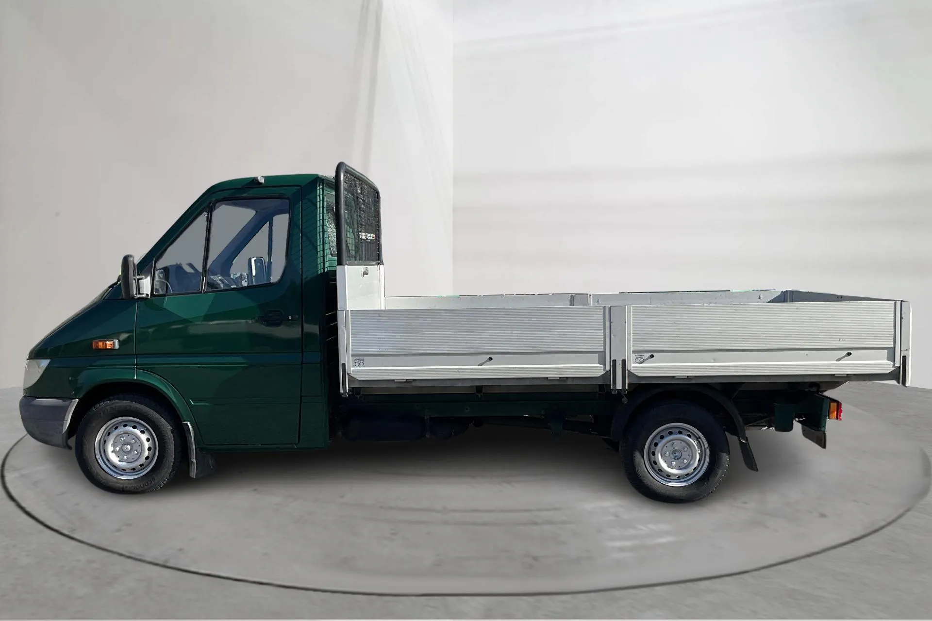 Presentationsfoto 2 av 11: Mercedes Sprinter 313 CDI Flakbil (129hk) - 15 067 mil - Automat - Mörkgrön - 2001
