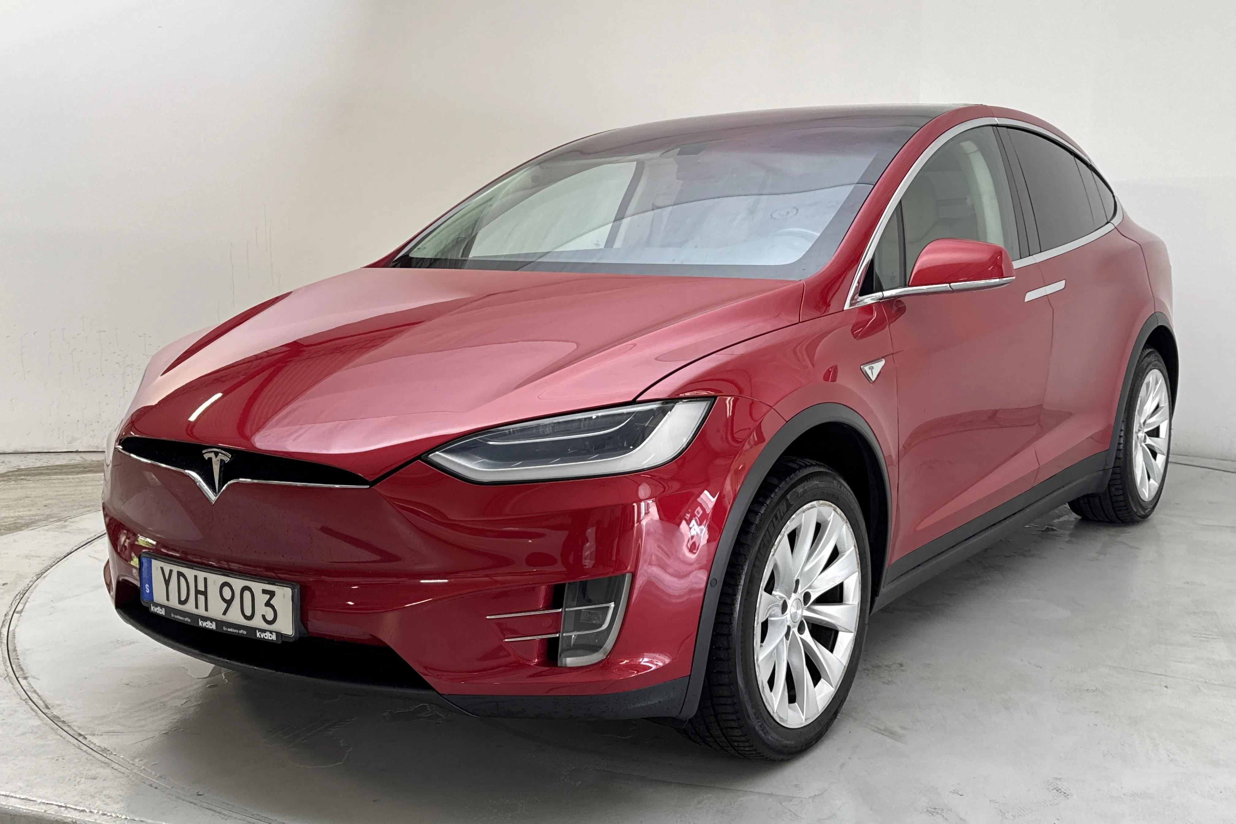 Presentationsfoto 1 av 19: Tesla Model X 90D - 6 901 mil - Automat - röd - 2016