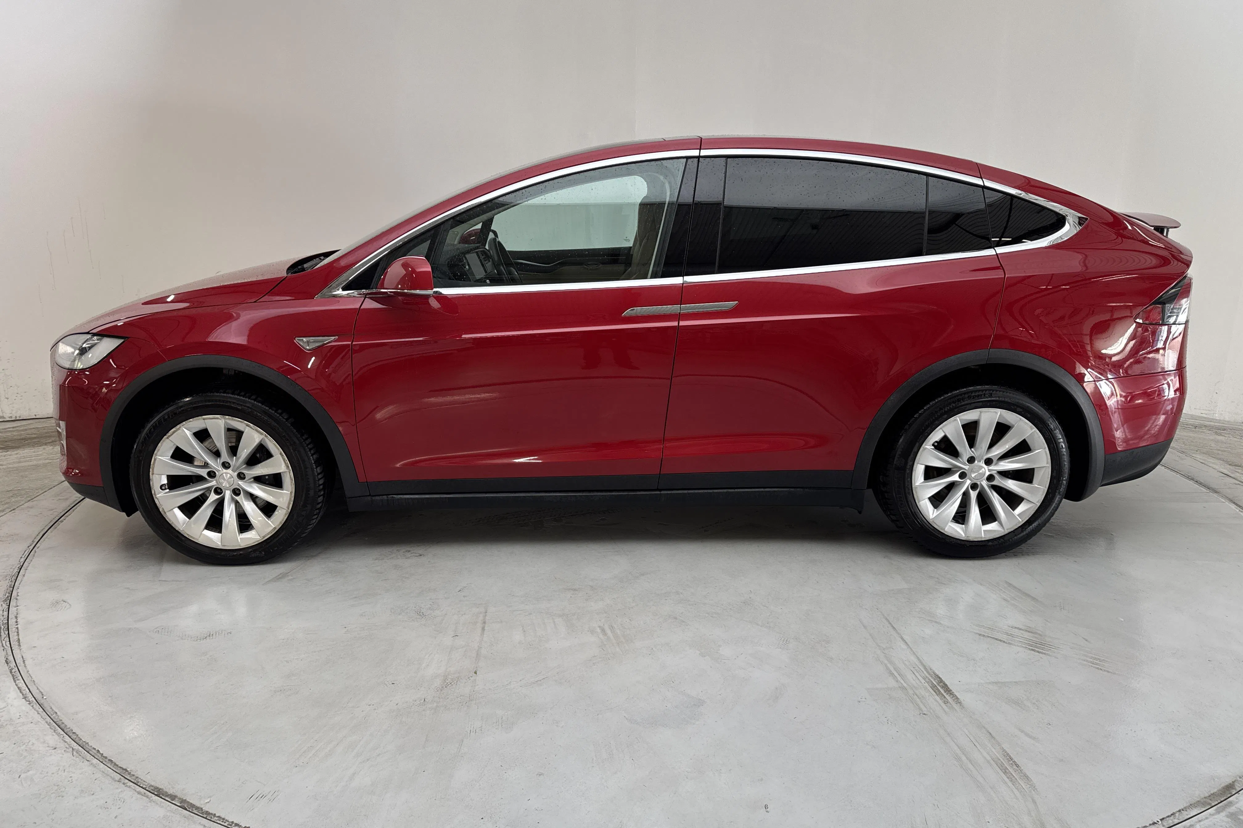 Presentationsfoto 2 av 19: Tesla Model X 90D - 6 901 mil - Automat - röd - 2016