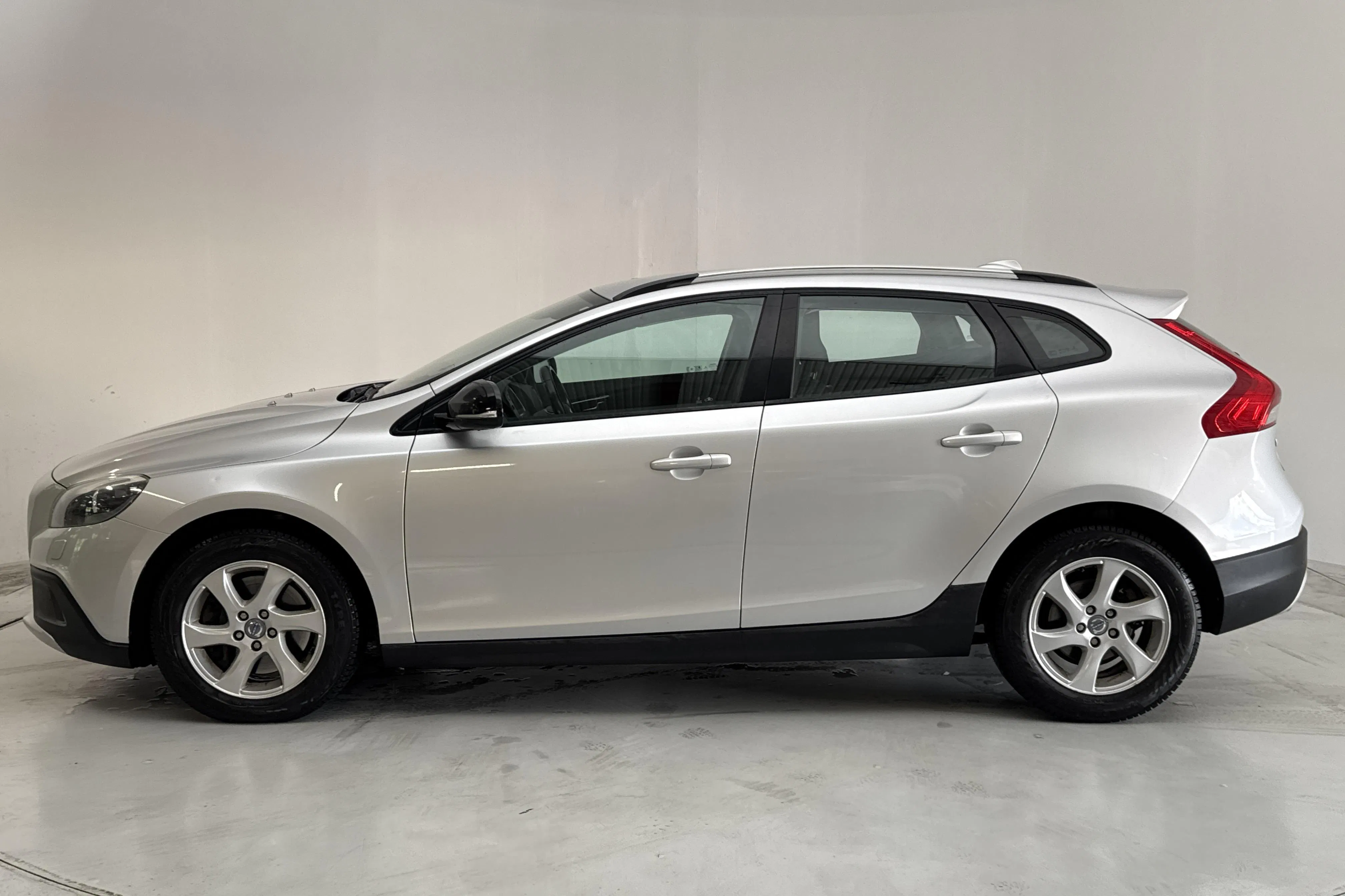 Presentation photo 2 of 13: Volvo V40 Cross Country D3 (150hk) - 142 120 km - Manual - silver - 2014