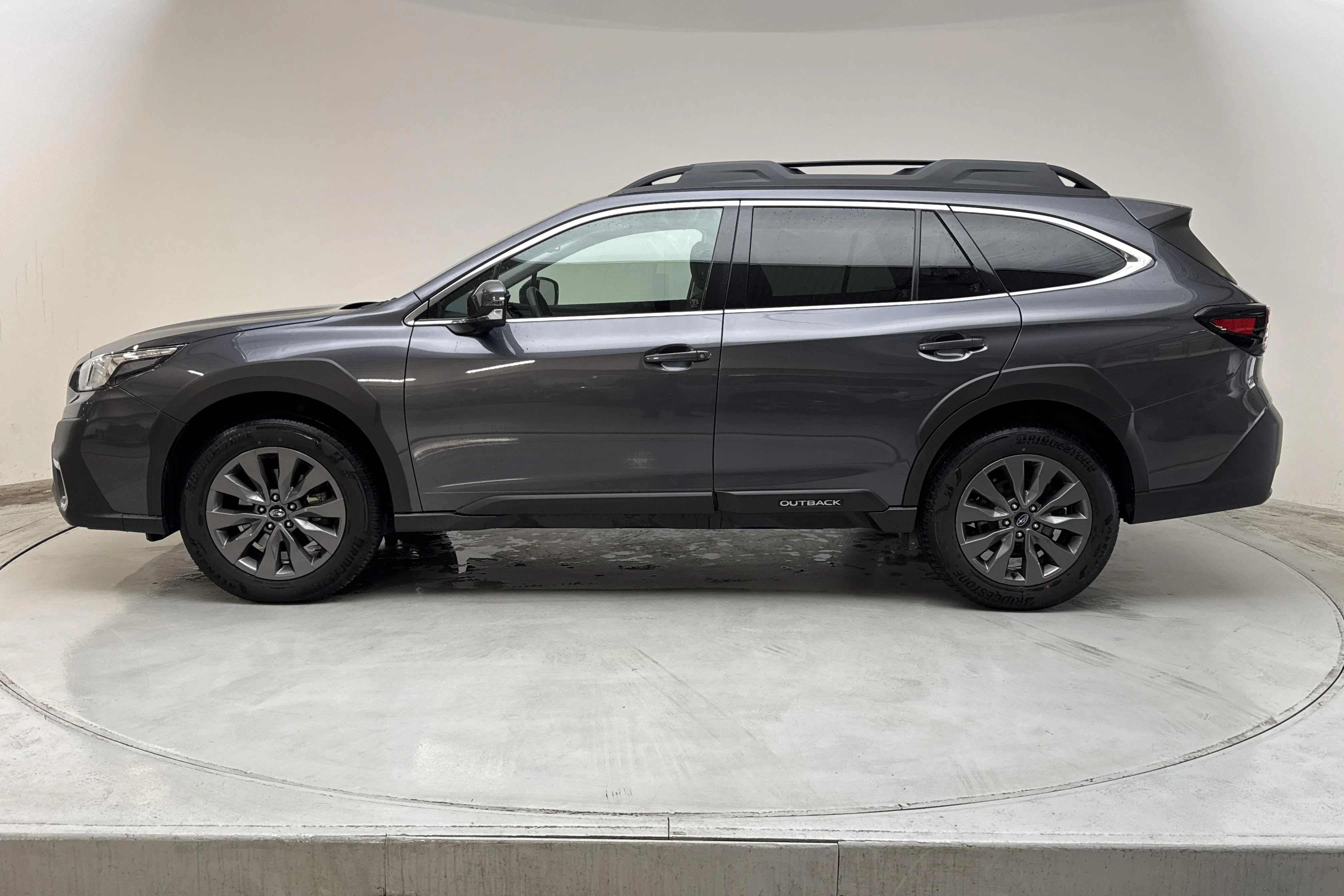 Presentationsfoto 2 av 13: Subaru Outback 2.5i XFuel 4WD (169hk) - 4 063 mil - Automat - grå - 2024