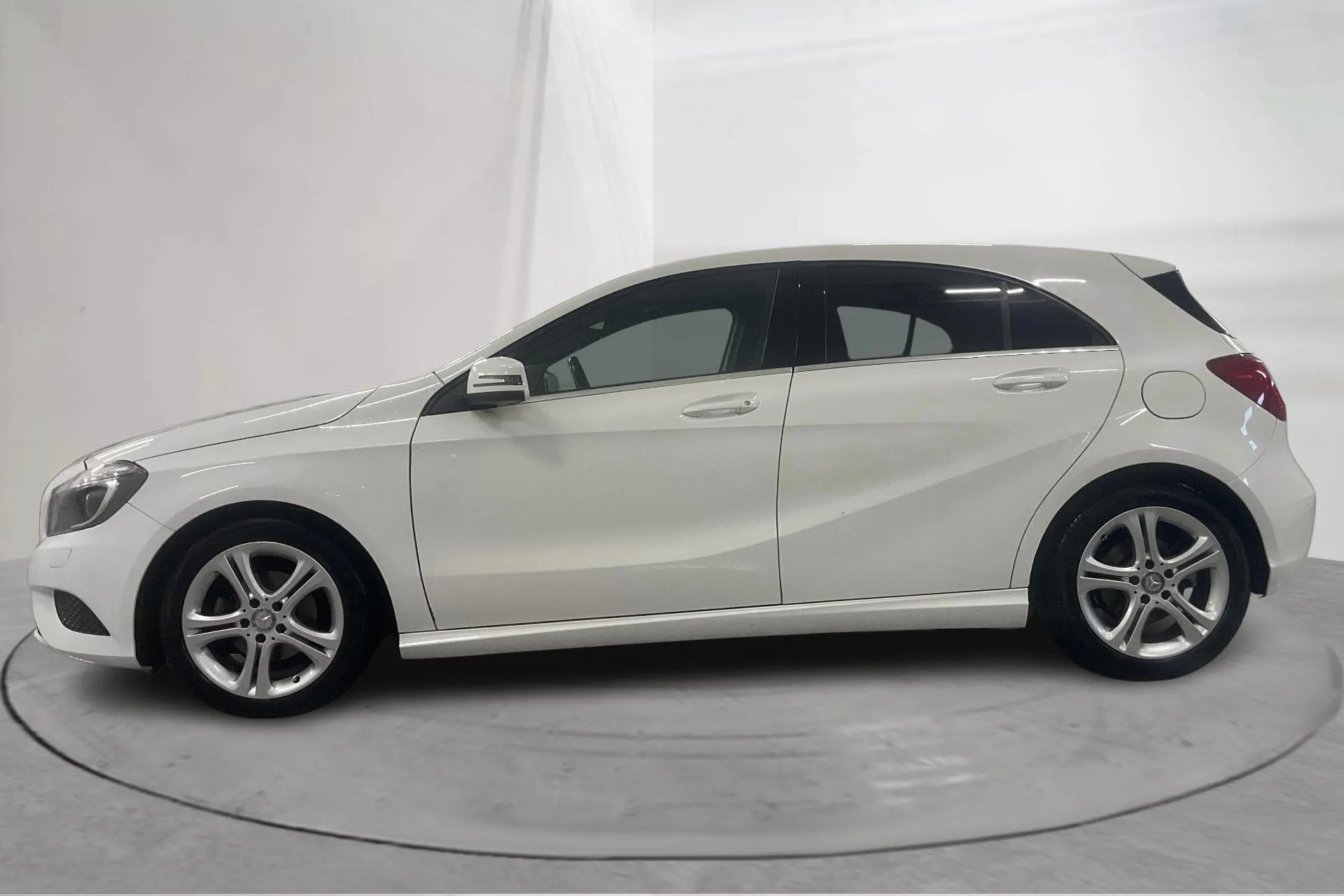 Presentationsfoto 2 av 21: Mercedes A 180 CDI 5dr W176 (109hk) - 11 490 mil - Automat - vit - 2013