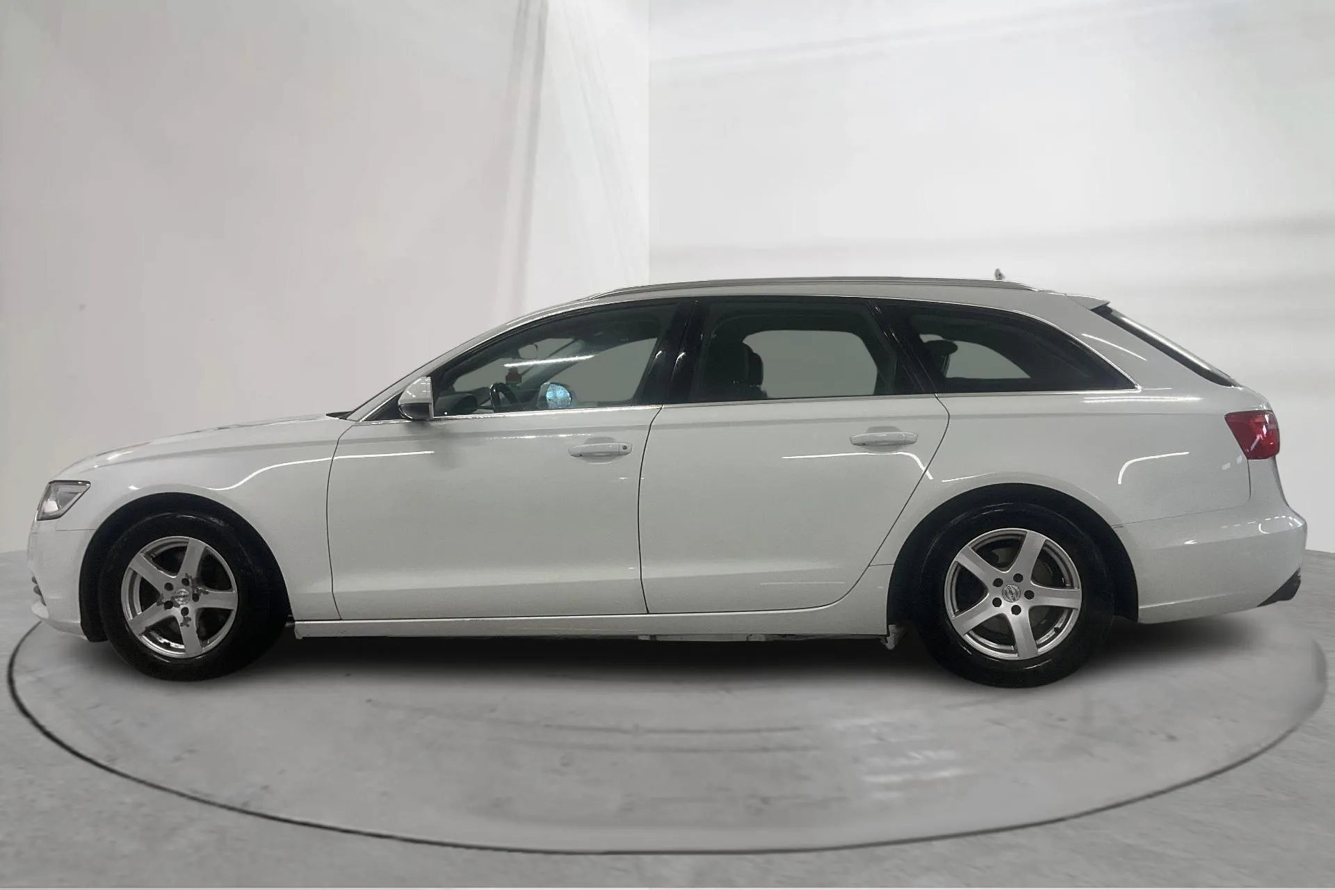 Presentationsfoto 2 av 18: Audi A6 2.0 TDI Avant (177hk) - 17 130 mil - Automat - vit - 2012
