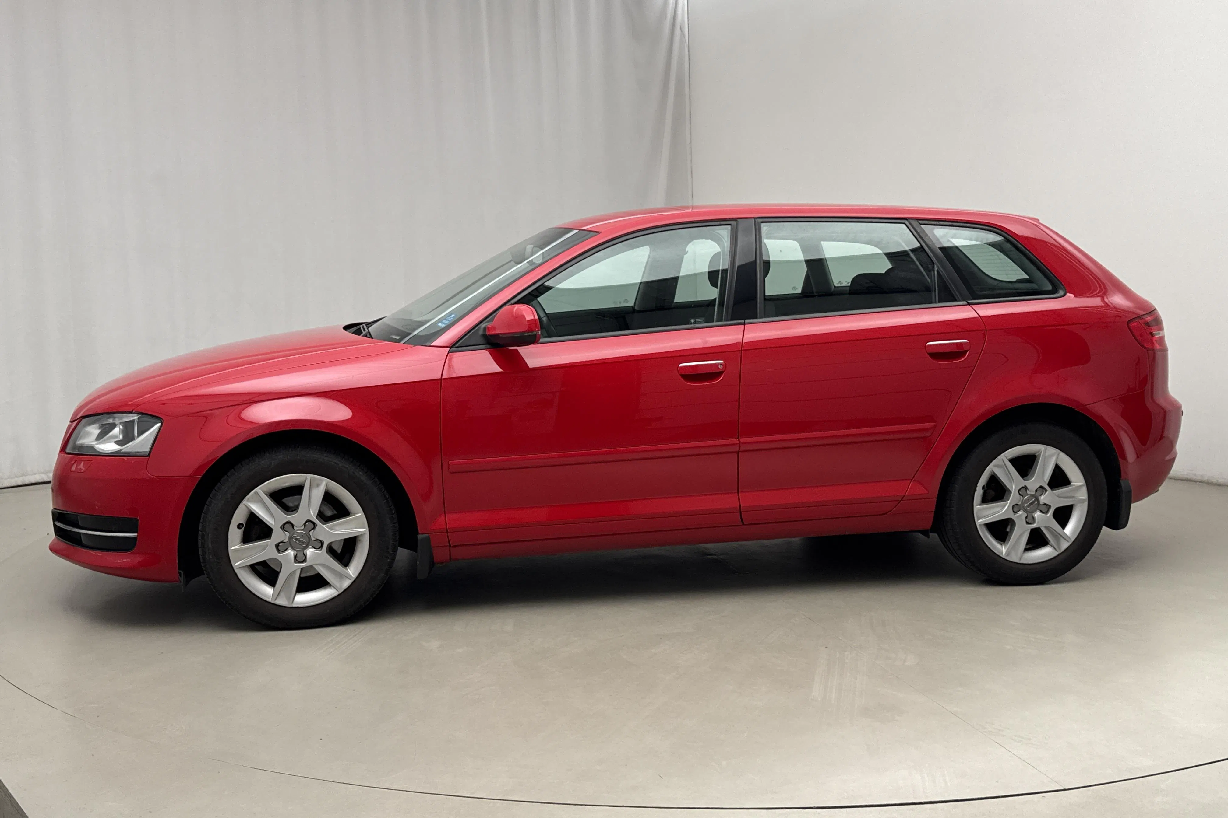 Presentationsfoto 2 av 15: Audi A3 1.6 TDI Sportback (105hk) - 22 340 mil - Manuell - röd - 2012